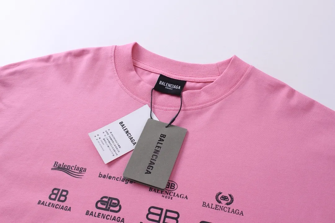 🅿️200 real photos [Top version. Official website quality] BALENCI*GA/Paris BALENCI*GA# 2024 spring and summer new style, printed with classic LOGO collection long-sleeved T-shirt. 2024 spring and summer new product. Brick cabinet synchronization. Welcome to compare. The fabric is made of Paris ZP custom-woven and dyed 100% cotton double yarn compact cotton. The weight is 260 grams, the cloth surface is clean, the cloth texture is clear, soft and comfortable. The color fastness is good. It is not easy to change color. The threads are woven and dyed with no color difference. The printing uses imported environmentally friendly rubber paddles, precision stencils, fine LOGO letters, clear letters, no burrs, and a three-dimensional effect. Restore brick cabinet. The version adopts OS loose shoulder style. Same style for men and women. Code: BL225005 Color: black, beige, pink, smoky gray, white Size: XS S M L