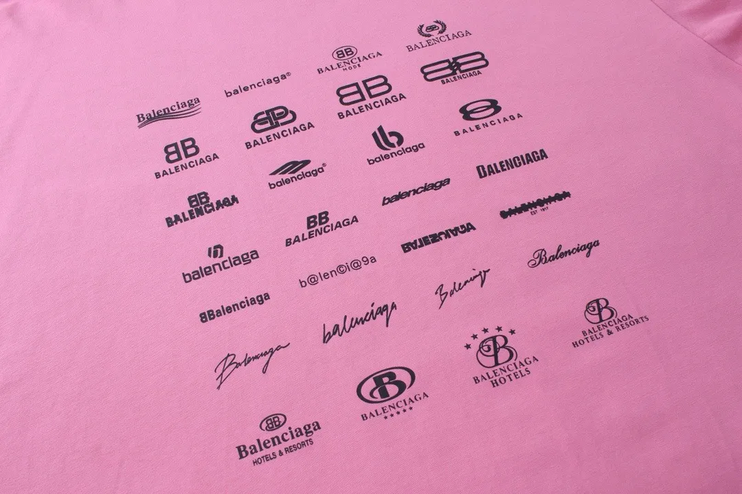 🅿️200 real photos [Top version. Official website quality] BALENCI*GA/Paris BALENCI*GA# 2024 spring and summer new style, printed with classic LOGO collection long-sleeved T-shirt. 2024 spring and summer new product. Brick cabinet synchronization. Welcome to compare. The fabric is made of Paris ZP custom-woven and dyed 100% cotton double yarn compact cotton. The weight is 260 grams, the cloth surface is clean, the cloth texture is clear, soft and comfortable. The color fastness is good. It is not easy to change color. The threads are woven and dyed with no color difference. The printing uses imported environmentally friendly rubber paddles, precision stencils, fine LOGO letters, clear letters, no burrs, and a three-dimensional effect. Restore brick cabinet. The version adopts OS loose shoulder style. Same style for men and women. Code: BL225005 Color: black, beige, pink, smoky gray, white Size: XS S M L