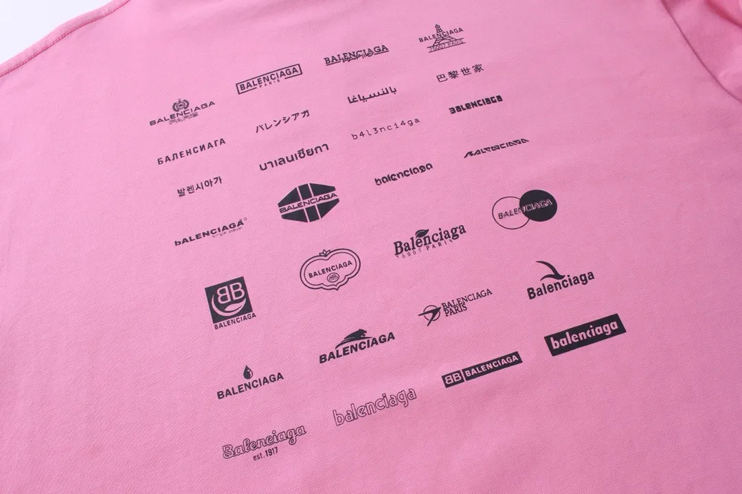 🅿️200 real photos [Top version. Official website quality] BALENCI*GA/Paris BALENCI*GA# 2024 spring and summer new style, printed with classic LOGO collection long-sleeved T-shirt. 2024 spring and summer new product. Brick cabinet synchronization. Welcome to compare. The fabric is made of Paris ZP custom-woven and dyed 100% cotton double yarn compact cotton. The weight is 260 grams, the cloth surface is clean, the cloth texture is clear, soft and comfortable. The color fastness is good. It is not easy to change color. The threads are woven and dyed with no color difference. The printing uses imported environmentally friendly rubber paddles, precision stencils, fine LOGO letters, clear letters, no burrs, and a three-dimensional effect. Restore brick cabinet. The version adopts OS loose shoulder style. Same style for men and women. Code: BL225005 Color: black, beige, pink, smoky gray, white Size: XS S M L