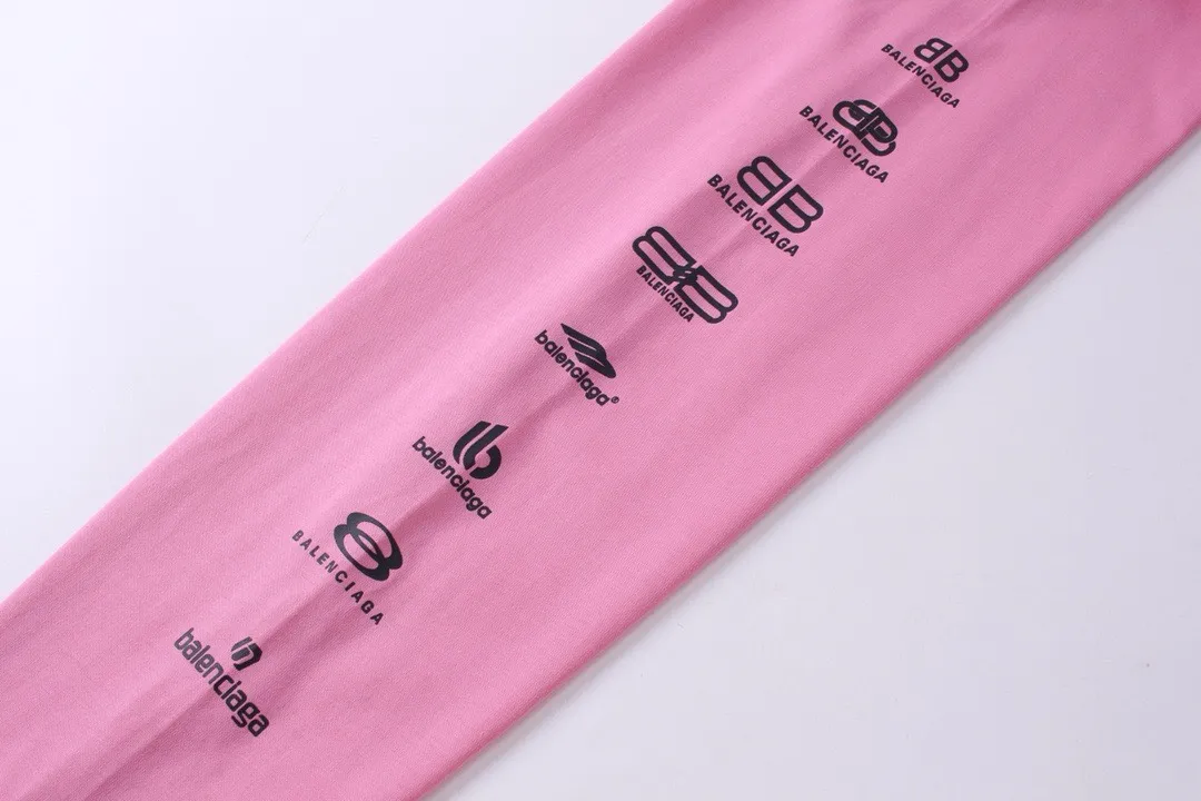 🅿️200 real photos [Top version. Official website quality] BALENCI*GA/Paris BALENCI*GA# 2024 spring and summer new style, printed with classic LOGO collection long-sleeved T-shirt. 2024 spring and summer new product. Brick cabinet synchronization. Welcome to compare. The fabric is made of Paris ZP custom-woven and dyed 100% cotton double yarn compact cotton. The weight is 260 grams, the cloth surface is clean, the cloth texture is clear, soft and comfortable. The color fastness is good. It is not easy to change color. The threads are woven and dyed with no color difference. The printing uses imported environmentally friendly rubber paddles, precision stencils, fine LOGO letters, clear letters, no burrs, and a three-dimensional effect. Restore brick cabinet. The version adopts OS loose shoulder style. Same style for men and women. Code: BL225005 Color: black, beige, pink, smoky gray, white Size: XS S M L