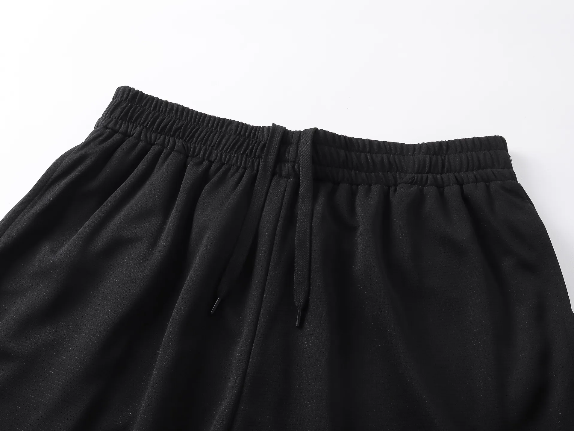 🅿️210 Actual pictures [Top version. Official website quality] BALENCI*GA/Paris co-branded Lamborghini shorts. Embroidery on the front and left, double-layer mesh lining, and multi-position hem shorts. Extra heavy craftsmanship. SS25 latest model. Research and development at the first time, different market currencies. Comparisons welcome. The fabric is made of custom-woven sports fabric that absorbs moisture and is comfortable and dry. Whether you are doing sports or fitness or going out on the street every day, you can easily become the center of attention. Weight 180 grams. The embroidery is done using imported Tajima embroidery machines. The pattern letters are clear, three-dimensional and without burrs. Different market currencies. Comparisons welcome. The version adopts a loose version. The same style for men and women. Code: BL257002 Color: Black Size: XS S M L