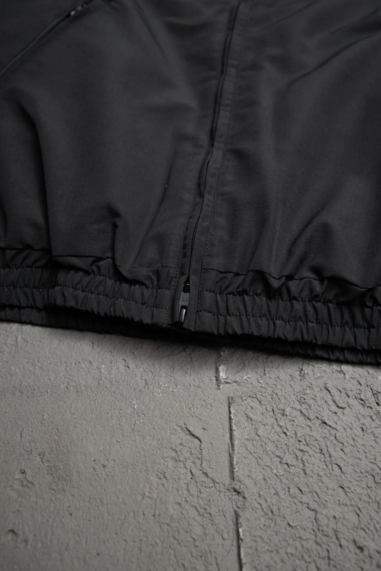 💰600 [Highest version] Balenciaga BLCG 24FW double-ring letter embroidered logo stand-up collar cotton jacket Correct version Made of custom-woven and dyed 7×7 jacquard hidden grid woven fabric, 180 grams of diamond-shaped quilted cotton inside, selected long-staple cotton, warm and comfortable OS ultra-loose silhouette design, side zipper pockets, small high stand-up collar design, elastic waist design at the hem, molded custom hardware zipper Jacket double slider design Tajima high-speed embroidery machine 100,000-needle three-dimensional embroidery Original main mark washed label tag packaging bag Color: black Size: 46/48/50/52 Size chart: Length Bust Shoulder width Sleeve length 46: 70 136 59 64 48: 72 140 60 65 50: 74 144 61 66 52: 76 148 62 67 Note: There is a difference of 1~2CM due to manual measurement.