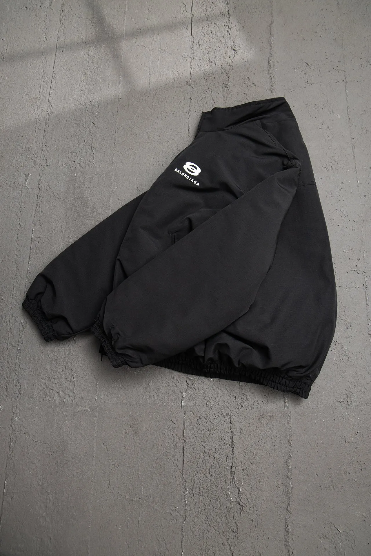 💰600 [Highest version] Balenciaga BLCG 24FW double-ring letter embroidered logo stand-up collar cotton jacket Correct version Made of custom-woven and dyed 7×7 jacquard hidden grid woven fabric, 180 grams of diamond-shaped quilted cotton inside, selected long-staple cotton, warm and comfortable OS ultra-loose silhouette design, side zipper pockets, small high stand-up collar design, elastic waist design at the hem, molded custom hardware zipper Jacket double slider design Tajima high-speed embroidery machine 100,000-needle three-dimensional embroidery Original main mark washed label tag packaging bag Color: black Size: 46/48/50/52 Size chart: Length Bust Shoulder width Sleeve length 46: 70 136 59 64 48: 72 140 60 65 50: 74 144 61 66 52: 76 148 62 67 Note: There is a difference of 1~2CM due to manual measurement.