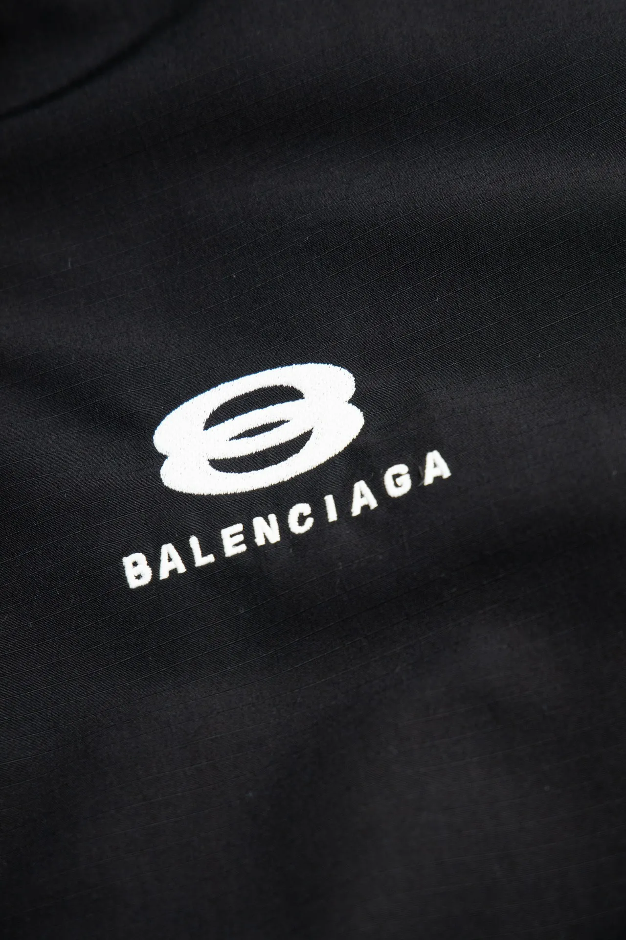 💰600 [Highest version] Balenciaga BLCG 24FW double-ring letter embroidered logo stand-up collar cotton jacket Correct version Made of custom-woven and dyed 7×7 jacquard hidden grid woven fabric, 180 grams of diamond-shaped quilted cotton inside, selected long-staple cotton, warm and comfortable OS ultra-loose silhouette design, side zipper pockets, small high stand-up collar design, elastic waist design at the hem, molded custom hardware zipper Jacket double slider design Tajima high-speed embroidery machine 100,000-needle three-dimensional embroidery Original main mark washed label tag packaging bag Color: black Size: 46/48/50/52 Size chart: Length Bust Shoulder width Sleeve length 46: 70 136 59 64 48: 72 140 60 65 50: 74 144 61 66 52: 76 148 62 67 Note: There is a difference of 1~2CM due to manual measurement.