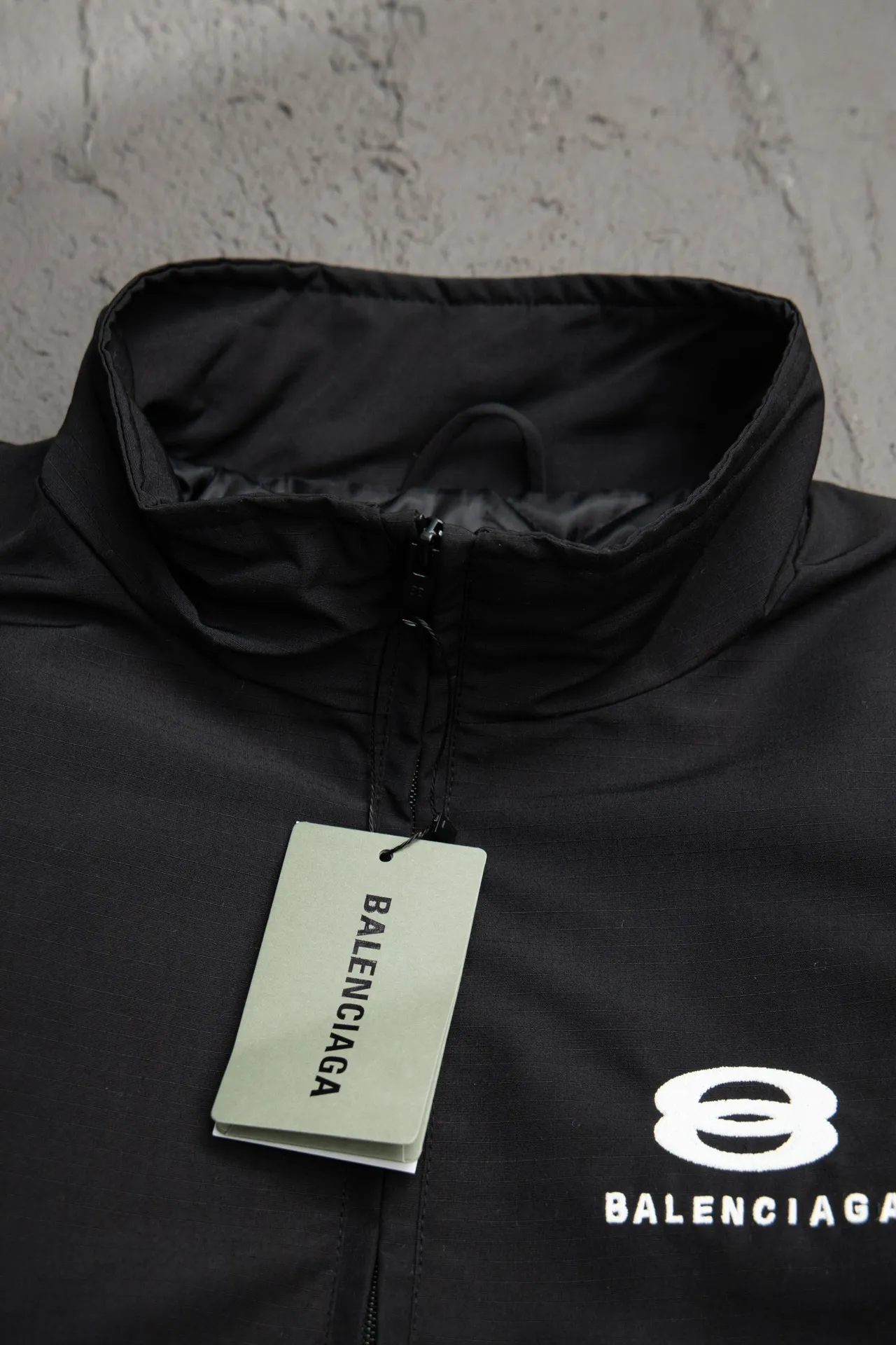 💰600 [Highest version] Balenciaga BLCG 24FW double-ring letter embroidered logo stand-up collar cotton jacket Correct version Made of custom-woven and dyed 7×7 jacquard hidden grid woven fabric, 180 grams of diamond-shaped quilted cotton inside, selected long-staple cotton, warm and comfortable OS ultra-loose silhouette design, side zipper pockets, small high stand-up collar design, elastic waist design at the hem, molded custom hardware zipper Jacket double slider design Tajima high-speed embroidery machine 100,000-needle three-dimensional embroidery Original main mark washed label tag packaging bag Color: black Size: 46/48/50/52 Size chart: Length Bust Shoulder width Sleeve length 46: 70 136 59 64 48: 72 140 60 65 50: 74 144 61 66 52: 76 148 62 67 Note: There is a difference of 1~2CM due to manual measurement.