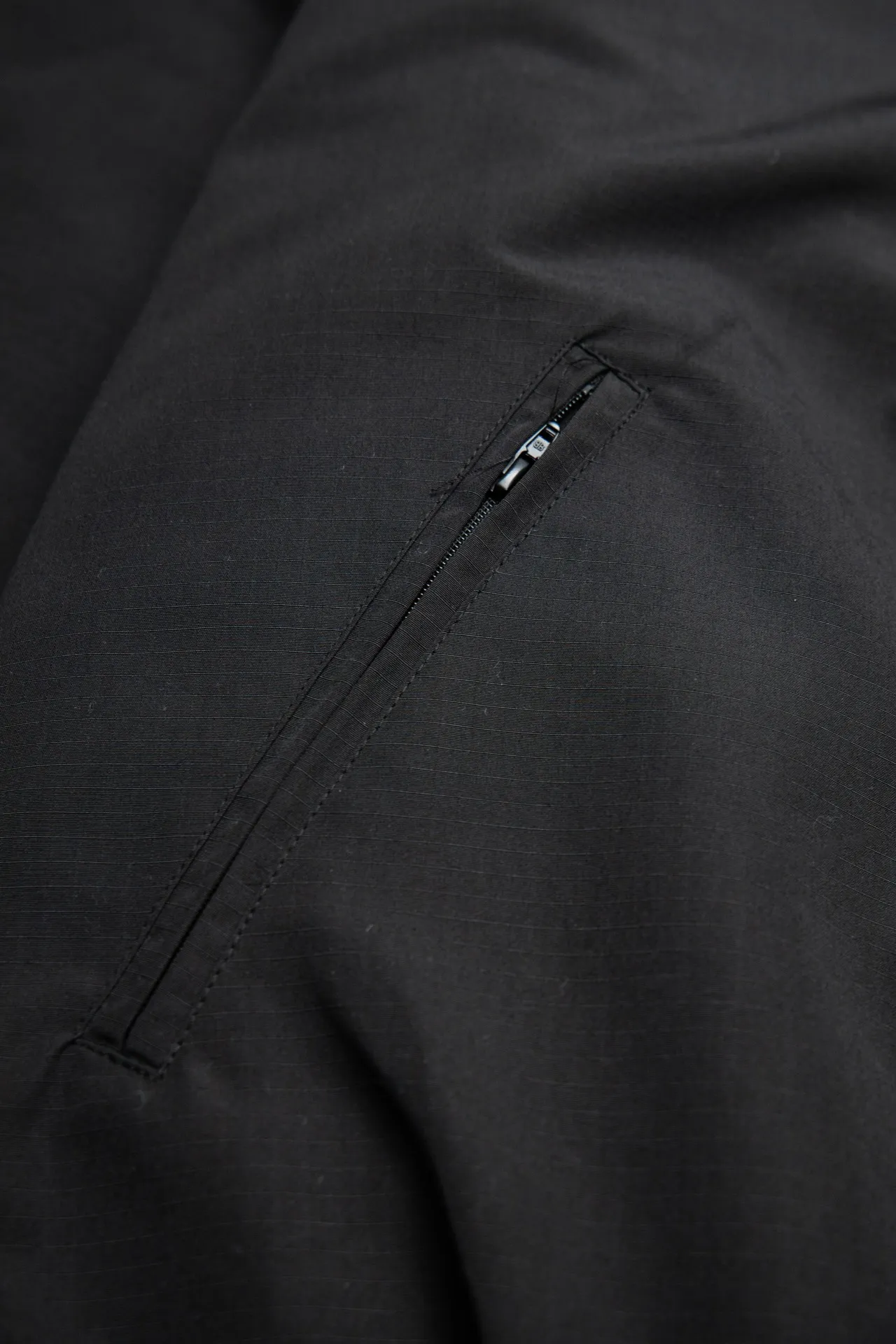 💰600 [Highest version] Balenciaga BLCG 24FW double-ring letter embroidered logo stand-up collar cotton jacket Correct version Made of custom-woven and dyed 7×7 jacquard hidden grid woven fabric, 180 grams of diamond-shaped quilted cotton inside, selected long-staple cotton, warm and comfortable OS ultra-loose silhouette design, side zipper pockets, small high stand-up collar design, elastic waist design at the hem, molded custom hardware zipper Jacket double slider design Tajima high-speed embroidery machine 100,000-needle three-dimensional embroidery Original main mark washed label tag packaging bag Color: black Size: 46/48/50/52 Size chart: Length Bust Shoulder width Sleeve length 46: 70 136 59 64 48: 72 140 60 65 50: 74 144 61 66 52: 76 148 62 67 Note: There is a difference of 1~2CM due to manual measurement.