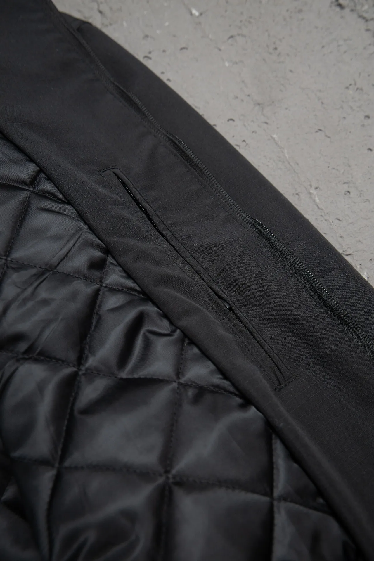 💰600 [Highest version] Balenciaga BLCG 24FW double-ring letter embroidered logo stand-up collar cotton jacket Correct version Made of custom-woven and dyed 7×7 jacquard hidden grid woven fabric, 180 grams of diamond-shaped quilted cotton inside, selected long-staple cotton, warm and comfortable OS ultra-loose silhouette design, side zipper pockets, small high stand-up collar design, elastic waist design at the hem, molded custom hardware zipper Jacket double slider design Tajima high-speed embroidery machine 100,000-needle three-dimensional embroidery Original main mark washed label tag packaging bag Color: black Size: 46/48/50/52 Size chart: Length Bust Shoulder width Sleeve length 46: 70 136 59 64 48: 72 140 60 65 50: 74 144 61 66 52: 76 148 62 67 Note: There is a difference of 1~2CM due to manual measurement.