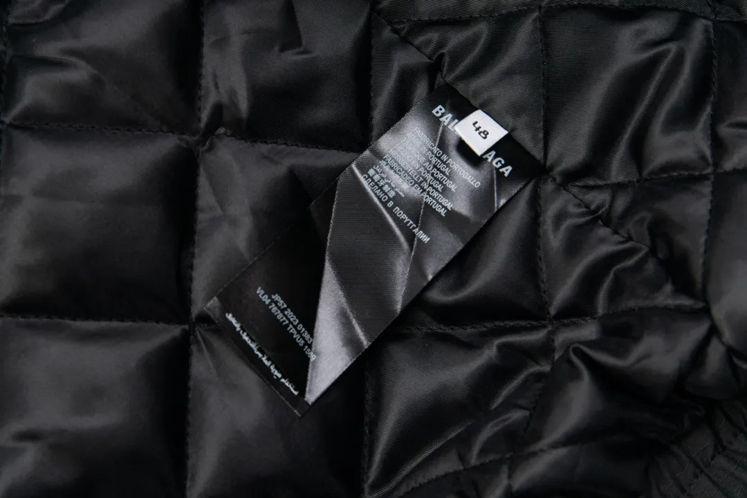 💰600 [Highest version] Balenciaga BLCG 24FW double-ring letter embroidered logo stand-up collar cotton jacket Correct version Made of custom-woven and dyed 7×7 jacquard hidden grid woven fabric, 180 grams of diamond-shaped quilted cotton inside, selected long-staple cotton, warm and comfortable OS ultra-loose silhouette design, side zipper pockets, small high stand-up collar design, elastic waist design at the hem, molded custom hardware zipper Jacket double slider design Tajima high-speed embroidery machine 100,000-needle three-dimensional embroidery Original main mark washed label tag packaging bag Color: black Size: 46/48/50/52 Size chart: Length Bust Shoulder width Sleeve length 46: 70 136 59 64 48: 72 140 60 65 50: 74 144 61 66 52: 76 148 62 67 Note: There is a difference of 1~2CM due to manual measurement.
