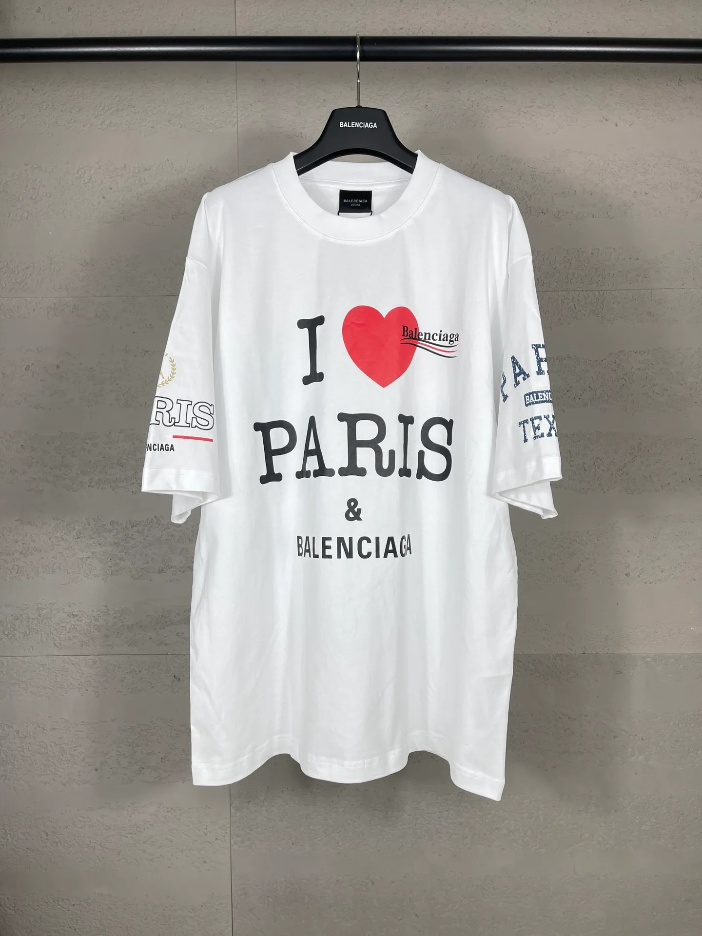 🅿️186 real photos [Top version. Official website quality] BALENCI*GA/Paris. SS25 latest model, front and back left and right sleeves I Love Paris & Balenciaxx art printed short-sleeved T-shirt. Brick cabinet synchronization. Genuine product developed at the first time, happy to print and compare! The fabric is made of Paris ZP custom-woven and dyed cotton double yarn. Weighing 260 grams, the cloth surface is clean. The cloth pattern is clear, soft and comfortable. The threads are dyed with no color difference. The printing uses environmentally friendly imported materials. The letters are clear and the effect is three-dimensional. The version adopts OS loose shoulder design. Same style for men and women. Code: BL253650 Color: white, black Size: XS S M L