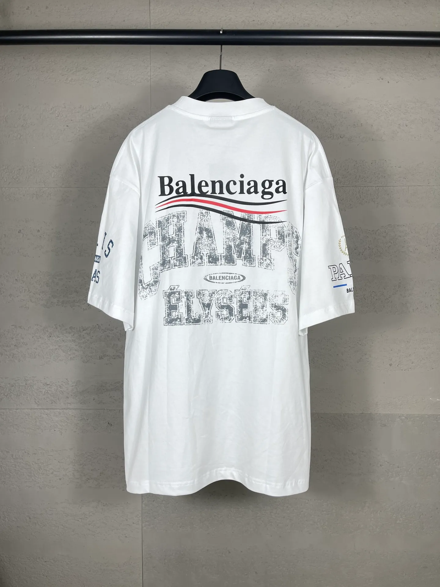 🅿️186 real photos [Top version. Official website quality] BALENCI*GA/Paris. SS25 latest model, front and back left and right sleeves I Love Paris & Balenciaxx art printed short-sleeved T-shirt. Brick cabinet synchronization. Genuine product developed at the first time, happy to print and compare! The fabric is made of Paris ZP custom-woven and dyed cotton double yarn. Weighing 260 grams, the cloth surface is clean. The cloth pattern is clear, soft and comfortable. The threads are dyed with no color difference. The printing uses environmentally friendly imported materials. The letters are clear and the effect is three-dimensional. The version adopts OS loose shoulder design. Same style for men and women. Code: BL253650 Color: white, black Size: XS S M L