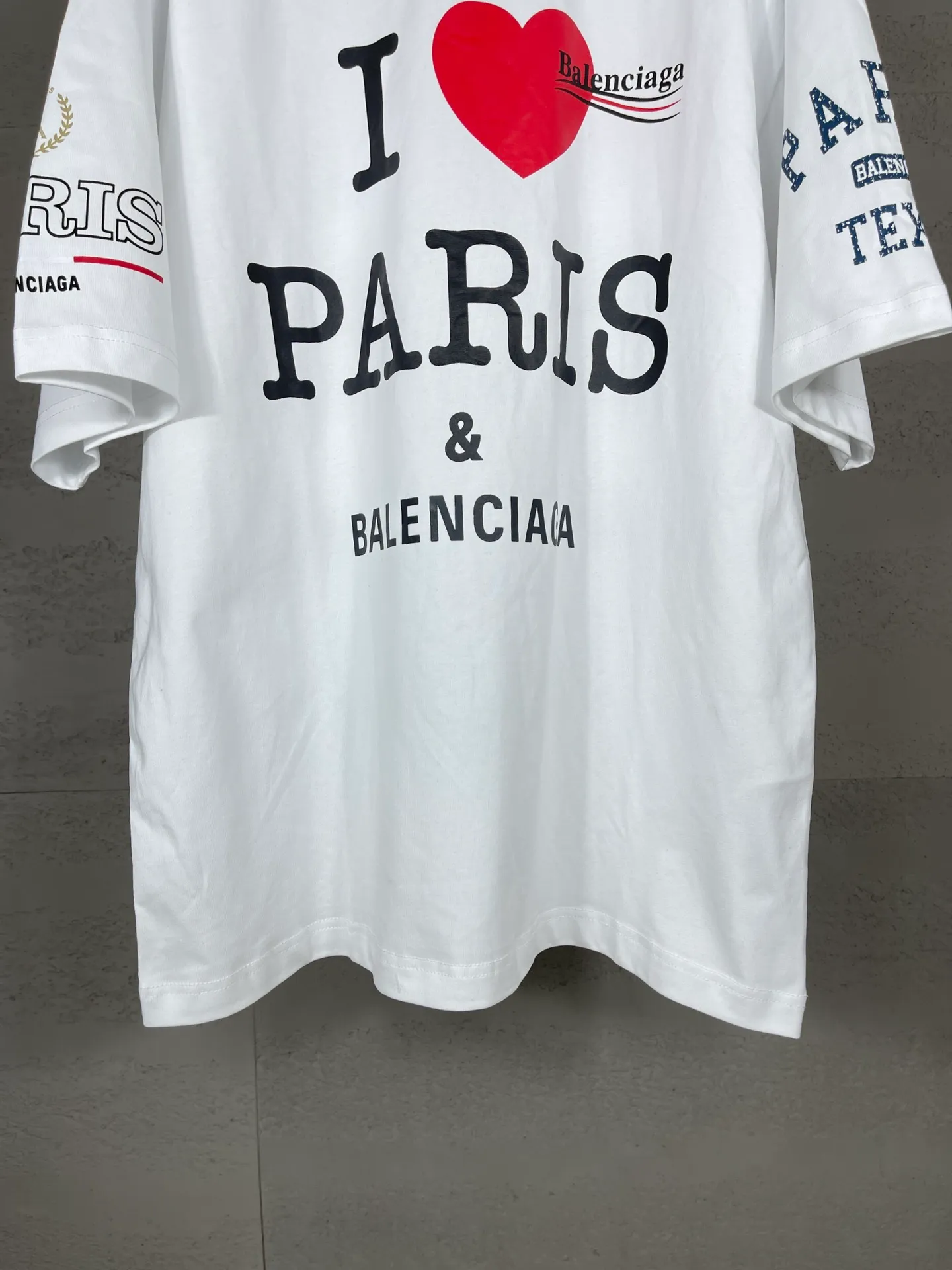🅿️186 real photos [Top version. Official website quality] BALENCI*GA/Paris. SS25 latest model, front and back left and right sleeves I Love Paris & Balenciaxx art printed short-sleeved T-shirt. Brick cabinet synchronization. Genuine product developed at the first time, happy to print and compare! The fabric is made of Paris ZP custom-woven and dyed cotton double yarn. Weighing 260 grams, the cloth surface is clean. The cloth pattern is clear, soft and comfortable. The threads are dyed with no color difference. The printing uses environmentally friendly imported materials. The letters are clear and the effect is three-dimensional. The version adopts OS loose shoulder design. Same style for men and women. Code: BL253650 Color: white, black Size: XS S M L