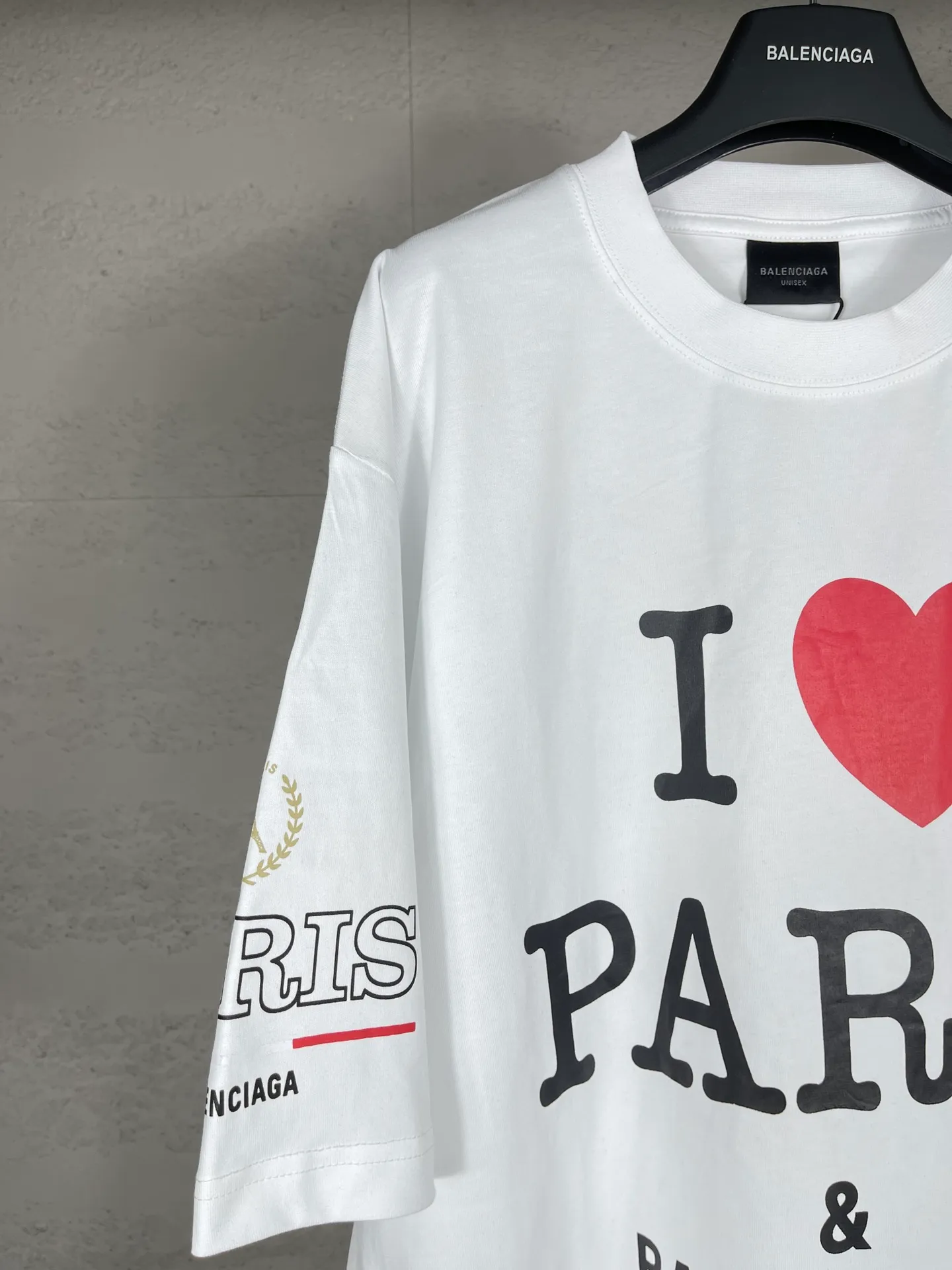 🅿️186 real photos [Top version. Official website quality] BALENCI*GA/Paris. SS25 latest model, front and back left and right sleeves I Love Paris & Balenciaxx art printed short-sleeved T-shirt. Brick cabinet synchronization. Genuine product developed at the first time, happy to print and compare! The fabric is made of Paris ZP custom-woven and dyed cotton double yarn. Weighing 260 grams, the cloth surface is clean. The cloth pattern is clear, soft and comfortable. The threads are dyed with no color difference. The printing uses environmentally friendly imported materials. The letters are clear and the effect is three-dimensional. The version adopts OS loose shoulder design. Same style for men and women. Code: BL253650 Color: white, black Size: XS S M L