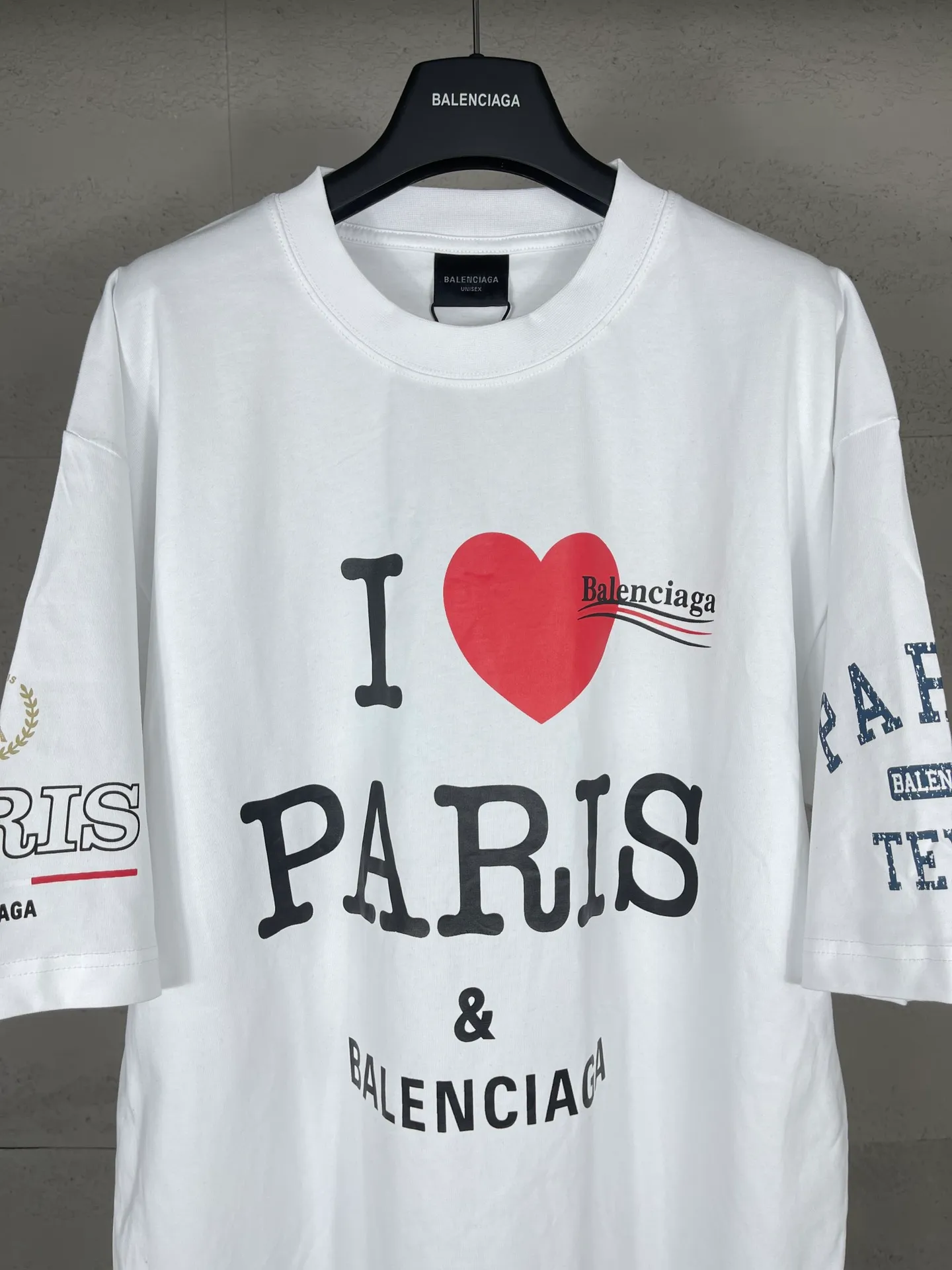 🅿️186 real photos [Top version. Official website quality] BALENCI*GA/Paris. SS25 latest model, front and back left and right sleeves I Love Paris & Balenciaxx art printed short-sleeved T-shirt. Brick cabinet synchronization. Genuine product developed at the first time, happy to print and compare! The fabric is made of Paris ZP custom-woven and dyed cotton double yarn. Weighing 260 grams, the cloth surface is clean. The cloth pattern is clear, soft and comfortable. The threads are dyed with no color difference. The printing uses environmentally friendly imported materials. The letters are clear and the effect is three-dimensional. The version adopts OS loose shoulder design. Same style for men and women. Code: BL253650 Color: white, black Size: XS S M L