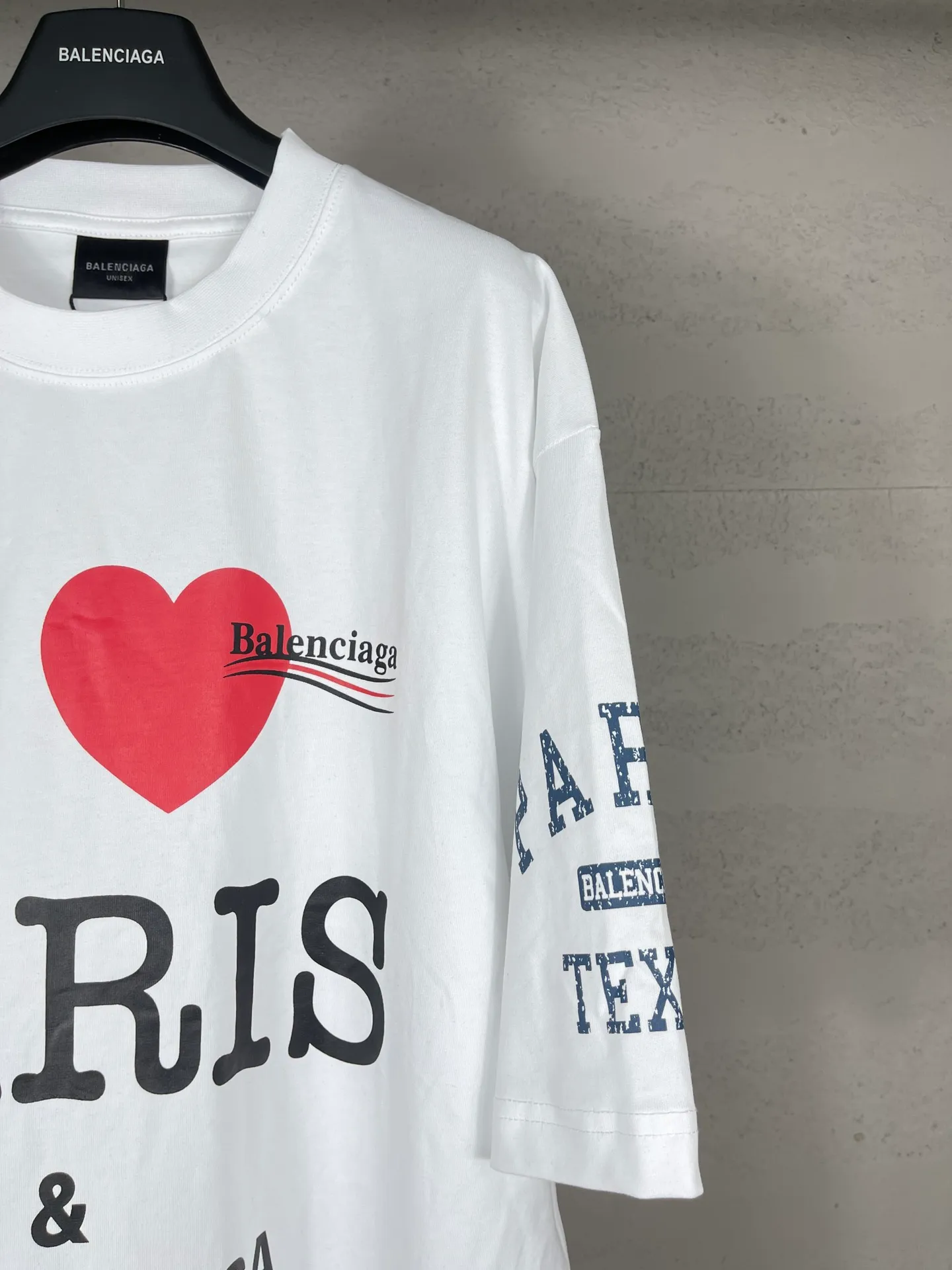 🅿️186 real photos [Top version. Official website quality] BALENCI*GA/Paris. SS25 latest model, front and back left and right sleeves I Love Paris & Balenciaxx art printed short-sleeved T-shirt. Brick cabinet synchronization. Genuine product developed at the first time, happy to print and compare! The fabric is made of Paris ZP custom-woven and dyed cotton double yarn. Weighing 260 grams, the cloth surface is clean. The cloth pattern is clear, soft and comfortable. The threads are dyed with no color difference. The printing uses environmentally friendly imported materials. The letters are clear and the effect is three-dimensional. The version adopts OS loose shoulder design. Same style for men and women. Code: BL253650 Color: white, black Size: XS S M L