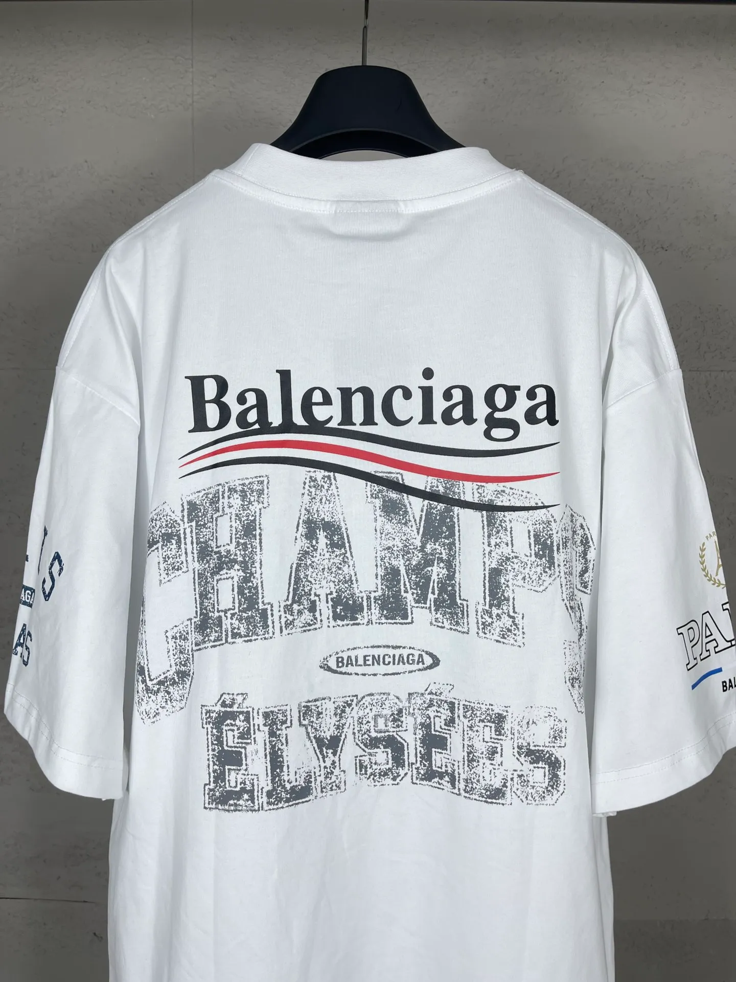🅿️186 real photos [Top version. Official website quality] BALENCI*GA/Paris. SS25 latest model, front and back left and right sleeves I Love Paris & Balenciaxx art printed short-sleeved T-shirt. Brick cabinet synchronization. Genuine product developed at the first time, happy to print and compare! The fabric is made of Paris ZP custom-woven and dyed cotton double yarn. Weighing 260 grams, the cloth surface is clean. The cloth pattern is clear, soft and comfortable. The threads are dyed with no color difference. The printing uses environmentally friendly imported materials. The letters are clear and the effect is three-dimensional. The version adopts OS loose shoulder design. Same style for men and women. Code: BL253650 Color: white, black Size: XS S M L