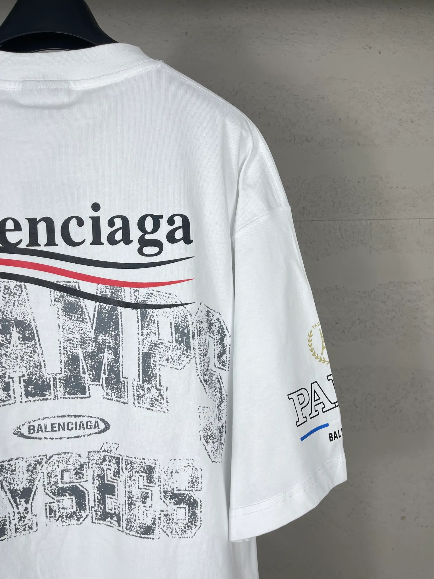 🅿️186 real photos [Top version. Official website quality] BALENCI*GA/Paris. SS25 latest model, front and back left and right sleeves I Love Paris & Balenciaxx art printed short-sleeved T-shirt. Brick cabinet synchronization. Genuine product developed at the first time, happy to print and compare! The fabric is made of Paris ZP custom-woven and dyed cotton double yarn. Weighing 260 grams, the cloth surface is clean. The cloth pattern is clear, soft and comfortable. The threads are dyed with no color difference. The printing uses environmentally friendly imported materials. The letters are clear and the effect is three-dimensional. The version adopts OS loose shoulder design. Same style for men and women. Code: BL253650 Color: white, black Size: XS S M L