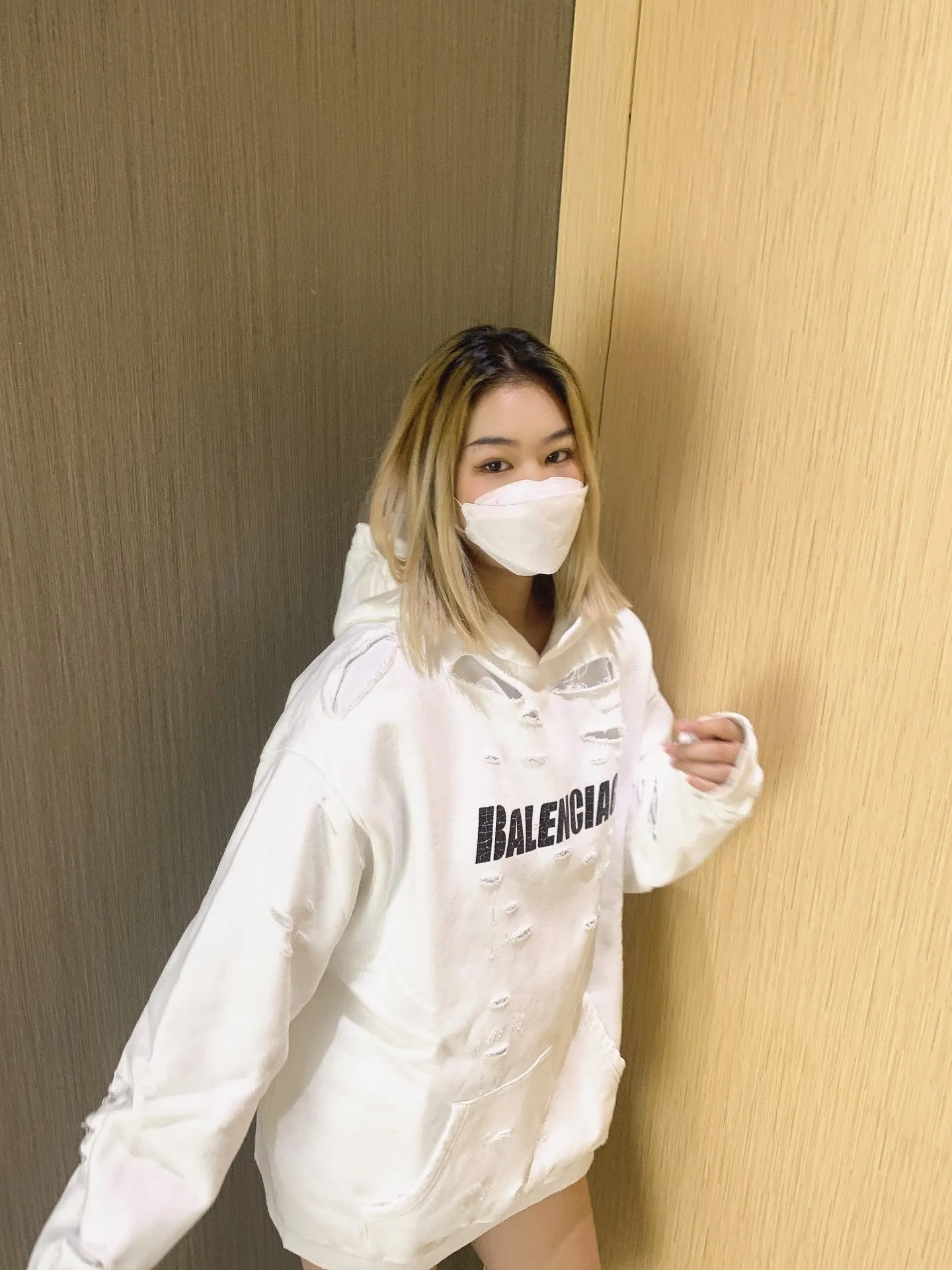 ♻️💯Reference model picture for the upper body❤️The top tested version BALENCIAGA Balenciaga basic cracked sweatshirt and hoodie for male and female couples stars can be said to be the most popular item, and it has been popular on Xiaohongshu, Dewu and other major self-media e-commerce platforms. Heavy industrial craftsmanship tests the skills of lathes and printing techniques. Huge cost! Fabric: The outer fabric is made of 460g pure cotton fish scale terry fabric + the inner liner is 260g combed cotton. The weight of the ready-made garment exceeds 1kg, which can ❗️100%❗️ restore the drape of zp. The cost of fabric is over one hundred yuan. Washing process: After making the garment, the holes are polished by hand, and then washed to make it look old. The process is extremely complicated! There are more than 200 holes in the entire dress. The collar, cuffs, and hem are torn by hand (with pliers) rather than frayed. This is a more important detail.  Thread: dyed in the same vat with no color difference. Printing: made of special cracked material to achieve the ultimate in breathability and aesthetics! Just like the patterns on a turtle’s back, each one is different!  Accessories: Complete set of customized accessories + Sydney paper Size: XS-L (maximum wear: 230 catties) Color: blue black white purple red cyan P: 570