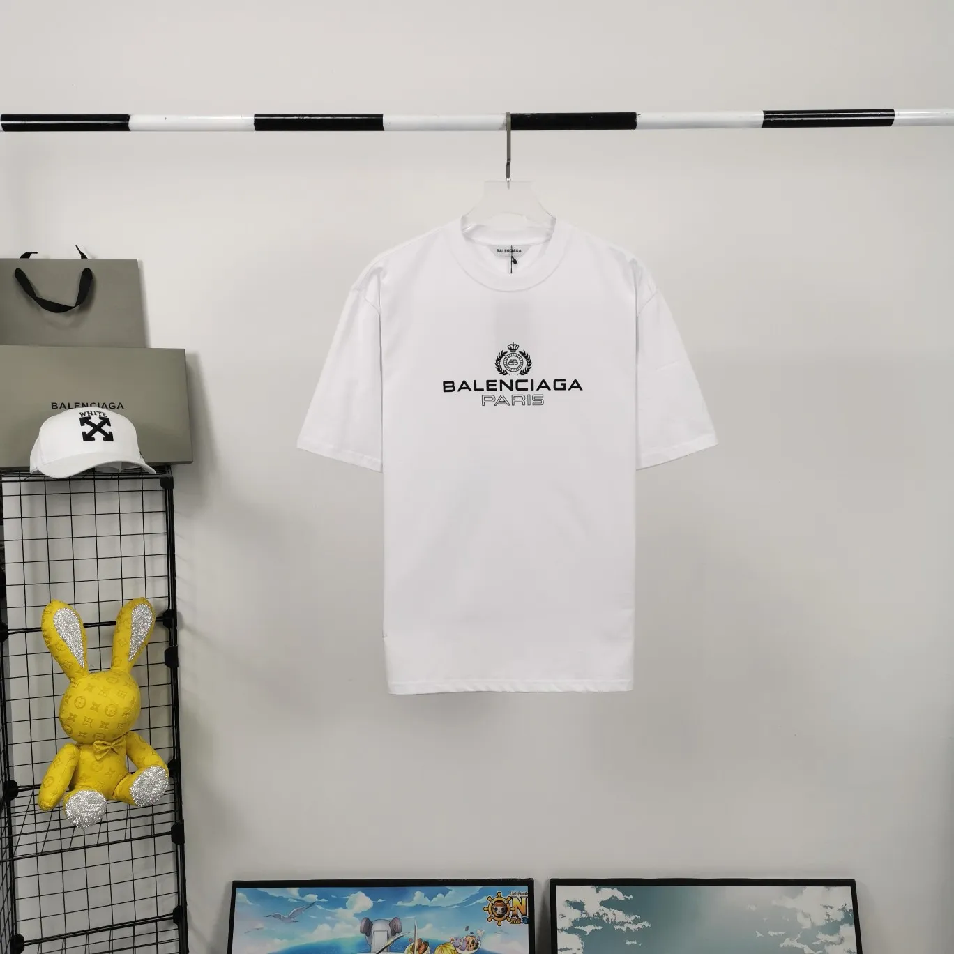[New arrival] The top tested version of Balenciaga's classic wheat crown lock Paris male and female couple star's same style pure cotton short-sleeved T-shirt. Selected 32S 260g combed cotton fabric, thick and textured, high-density knitting weaving technology, firm and elastic, extremely smooth and skin-friendly, soft and delicate feel, does not shrink or deform, the upper body is crisp and stylish, different from the cheap soft couch fabrics with low weight and low count on the market.  Ultra-high-level workmanship, every detail shows a sense of luxury, and the original three-dimensional cutting process creates a perfect fit. The OS loose shoulder style accommodates all body types. It is a truly versatile style that looks slim and good-looking for both men and women.   3M (black) reflective classic wheat ear letter printing, high fastness and will not crack or fall off. The classic pattern will never go out of style. Multiple colors are available, and every color is beautiful!  Color: Black White Dark Khaki Size: XS-L P:250