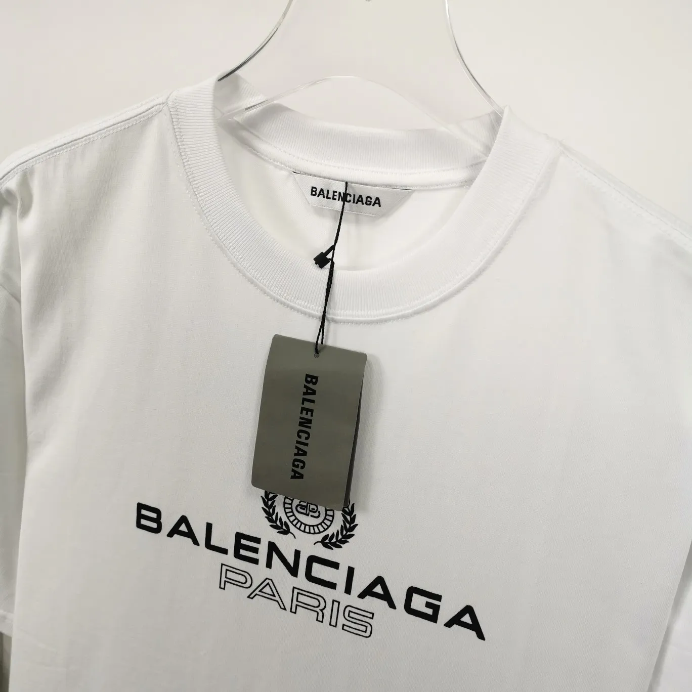 [New arrival] The top tested version of Balenciaga's classic wheat crown lock Paris male and female couple star's same style pure cotton short-sleeved T-shirt. Selected 32S 260g combed cotton fabric, thick and textured, high-density knitting weaving technology, firm and elastic, extremely smooth and skin-friendly, soft and delicate feel, does not shrink or deform, the upper body is crisp and stylish, different from the cheap soft couch fabrics with low weight and low count on the market.  Ultra-high-level workmanship, every detail shows a sense of luxury, and the original three-dimensional cutting process creates a perfect fit. The OS loose shoulder style accommodates all body types. It is a truly versatile style that looks slim and good-looking for both men and women.   3M (black) reflective classic wheat ear letter printing, high fastness and will not crack or fall off. The classic pattern will never go out of style. Multiple colors are available, and every color is beautiful!  Color: Black White Dark Khaki Size: XS-L P:250