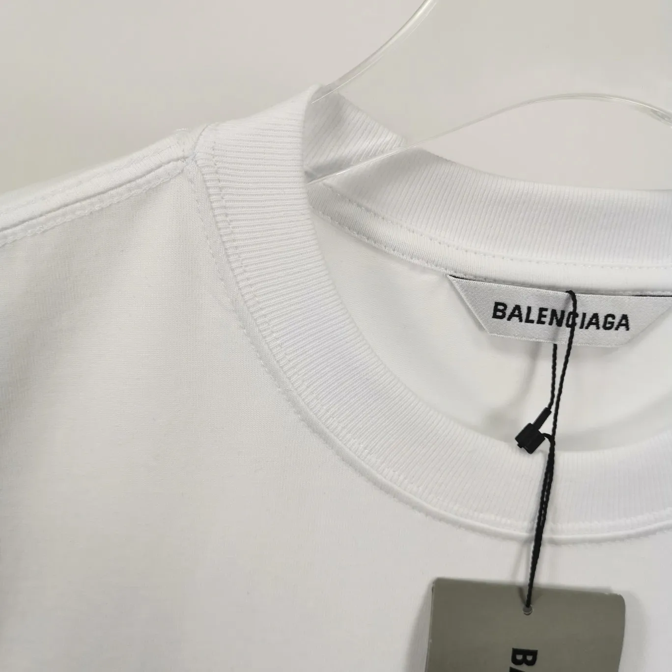 [New arrival] The top tested version of Balenciaga's classic wheat crown lock Paris male and female couple star's same style pure cotton short-sleeved T-shirt. Selected 32S 260g combed cotton fabric, thick and textured, high-density knitting weaving technology, firm and elastic, extremely smooth and skin-friendly, soft and delicate feel, does not shrink or deform, the upper body is crisp and stylish, different from the cheap soft couch fabrics with low weight and low count on the market.  Ultra-high-level workmanship, every detail shows a sense of luxury, and the original three-dimensional cutting process creates a perfect fit. The OS loose shoulder style accommodates all body types. It is a truly versatile style that looks slim and good-looking for both men and women.   3M (black) reflective classic wheat ear letter printing, high fastness and will not crack or fall off. The classic pattern will never go out of style. Multiple colors are available, and every color is beautiful!  Color: Black White Dark Khaki Size: XS-L P:250