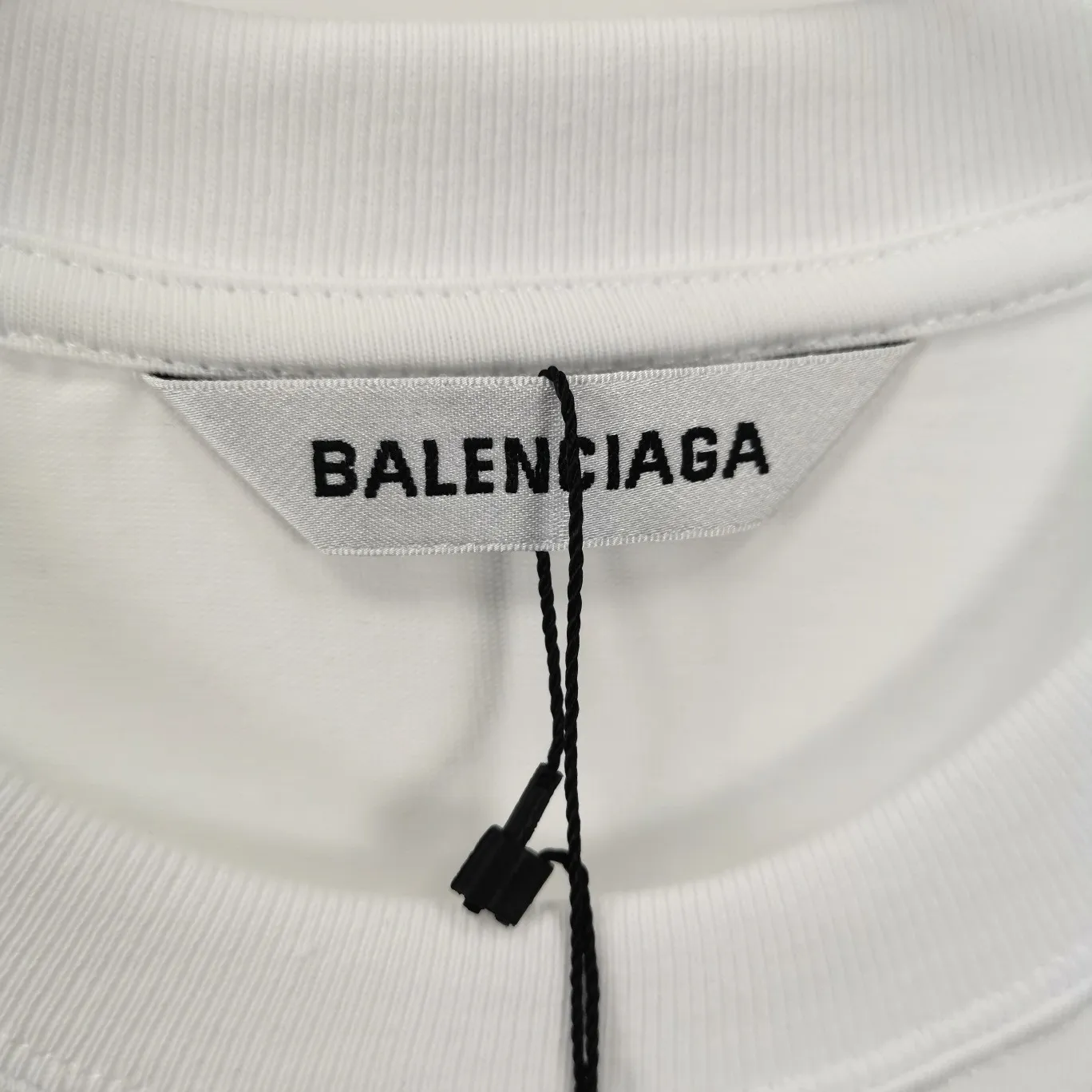 [New arrival] The top tested version of Balenciaga's classic wheat crown lock Paris male and female couple star's same style pure cotton short-sleeved T-shirt. Selected 32S 260g combed cotton fabric, thick and textured, high-density knitting weaving technology, firm and elastic, extremely smooth and skin-friendly, soft and delicate feel, does not shrink or deform, the upper body is crisp and stylish, different from the cheap soft couch fabrics with low weight and low count on the market.  Ultra-high-level workmanship, every detail shows a sense of luxury, and the original three-dimensional cutting process creates a perfect fit. The OS loose shoulder style accommodates all body types. It is a truly versatile style that looks slim and good-looking for both men and women.   3M (black) reflective classic wheat ear letter printing, high fastness and will not crack or fall off. The classic pattern will never go out of style. Multiple colors are available, and every color is beautiful!  Color: Black White Dark Khaki Size: XS-L P:250