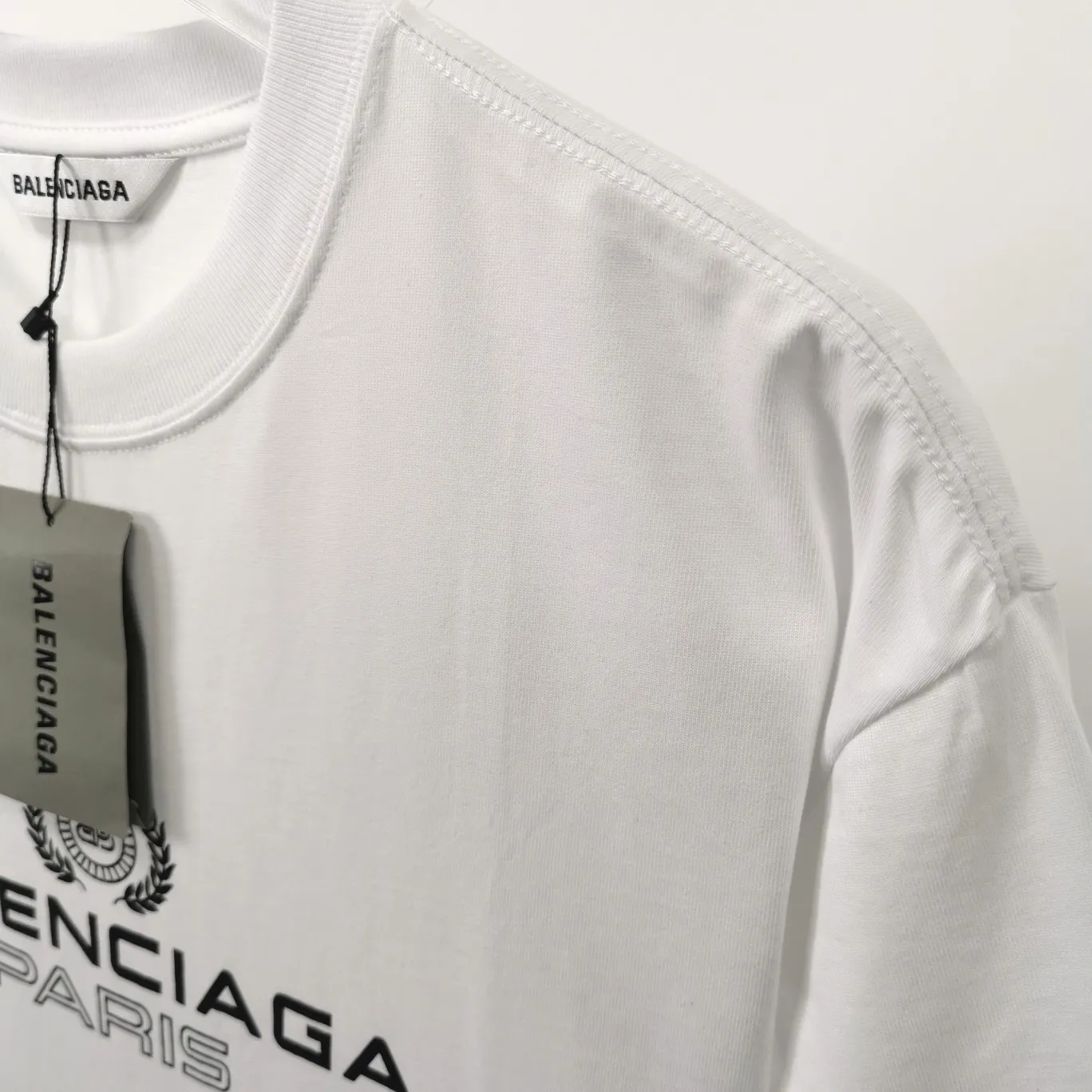 [New arrival] The top tested version of Balenciaga's classic wheat crown lock Paris male and female couple star's same style pure cotton short-sleeved T-shirt. Selected 32S 260g combed cotton fabric, thick and textured, high-density knitting weaving technology, firm and elastic, extremely smooth and skin-friendly, soft and delicate feel, does not shrink or deform, the upper body is crisp and stylish, different from the cheap soft couch fabrics with low weight and low count on the market.  Ultra-high-level workmanship, every detail shows a sense of luxury, and the original three-dimensional cutting process creates a perfect fit. The OS loose shoulder style accommodates all body types. It is a truly versatile style that looks slim and good-looking for both men and women.   3M (black) reflective classic wheat ear letter printing, high fastness and will not crack or fall off. The classic pattern will never go out of style. Multiple colors are available, and every color is beautiful!  Color: Black White Dark Khaki Size: XS-L P:250