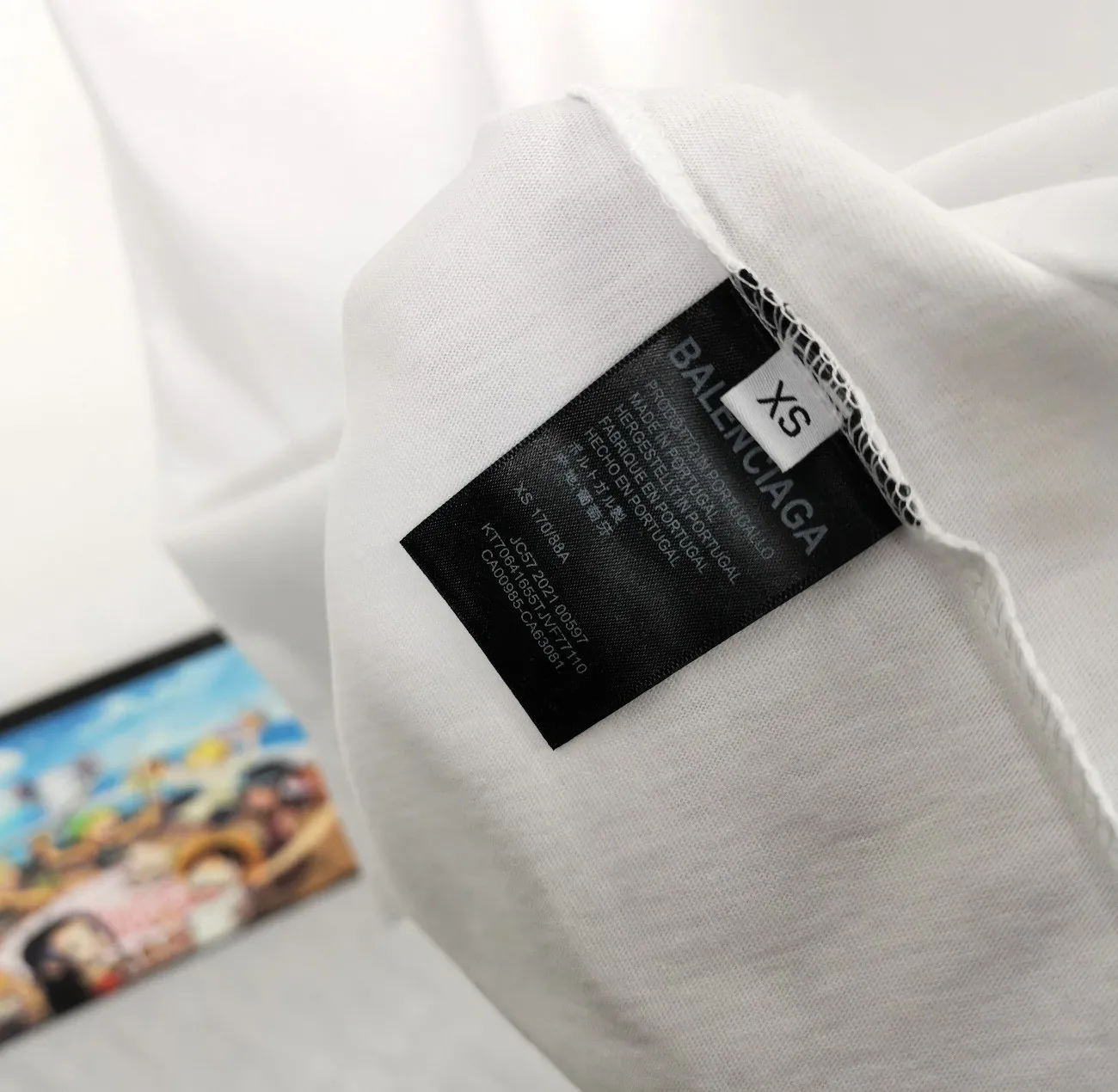 [New arrival] The top tested version of Balenciaga's classic wheat crown lock Paris male and female couple star's same style pure cotton short-sleeved T-shirt. Selected 32S 260g combed cotton fabric, thick and textured, high-density knitting weaving technology, firm and elastic, extremely smooth and skin-friendly, soft and delicate feel, does not shrink or deform, the upper body is crisp and stylish, different from the cheap soft couch fabrics with low weight and low count on the market.  Ultra-high-level workmanship, every detail shows a sense of luxury, and the original three-dimensional cutting process creates a perfect fit. The OS loose shoulder style accommodates all body types. It is a truly versatile style that looks slim and good-looking for both men and women.   3M (black) reflective classic wheat ear letter printing, high fastness and will not crack or fall off. The classic pattern will never go out of style. Multiple colors are available, and every color is beautiful!  Color: Black White Dark Khaki Size: XS-L P:250