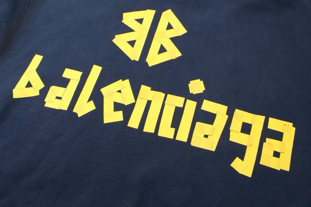🅿️420 BALENCI*GA 24ss Paris hot-selling tape hooded sweatshirt. The front and back panels are printed with tape direct printing. Many hand-made. The ready-made garments are washed and worn. The cloth surface is clean. The cloth pattern is clear, super heavy work. Soft and comfortable. Exclusively pattern-woven and dyed 450g fabric. The threads are dyed in the same cylinder with zero color difference. Different from the market currency. The version adopts os loose shoulder version. Welcome to compare. Same style for men and women -Color: iron gray blue Paris blue washed black burgundy fluorescent yellow green khaki -SIZE: XS S M L style number 8912#