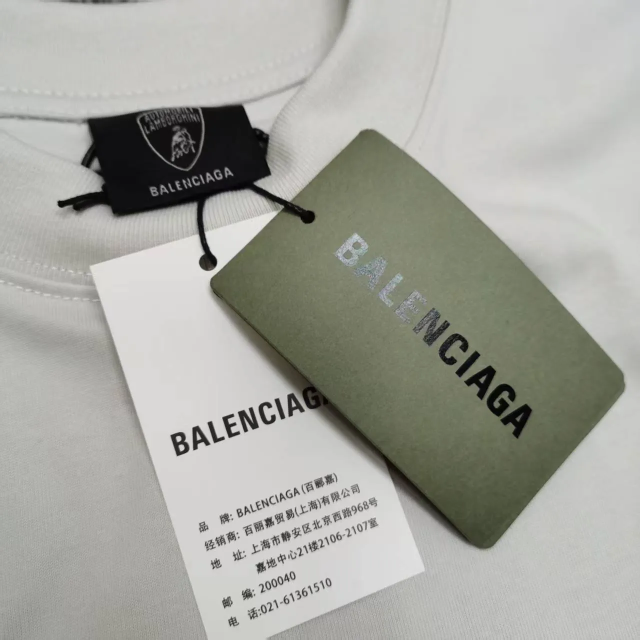 [Top version. Official website quality] BALENCI*GA/Paris co-branded Lamborghini Lamborghini front and back left and right sleeves direct-injection printed short-sleeved T-shirt # SS25 latest model. Research and development at the first time, different market currencies. Comparisons welcome. The fabric is made of Paris ZP custom-woven and dyed cotton double yarn. Weighing 260 grams, the cloth surface is clean. The cloth pattern is clear, soft and comfortable. The threads are dyed with no color difference. Printing adopts computer direct printing. The pattern letters are clear, three-dimensional and without burrs. Jubie market produces pictures based on pictures. Welcome to compare. The version adopts OS loose shoulder design. Same style for men and women. Color: white gray, black. Size: XS S M L P: 260