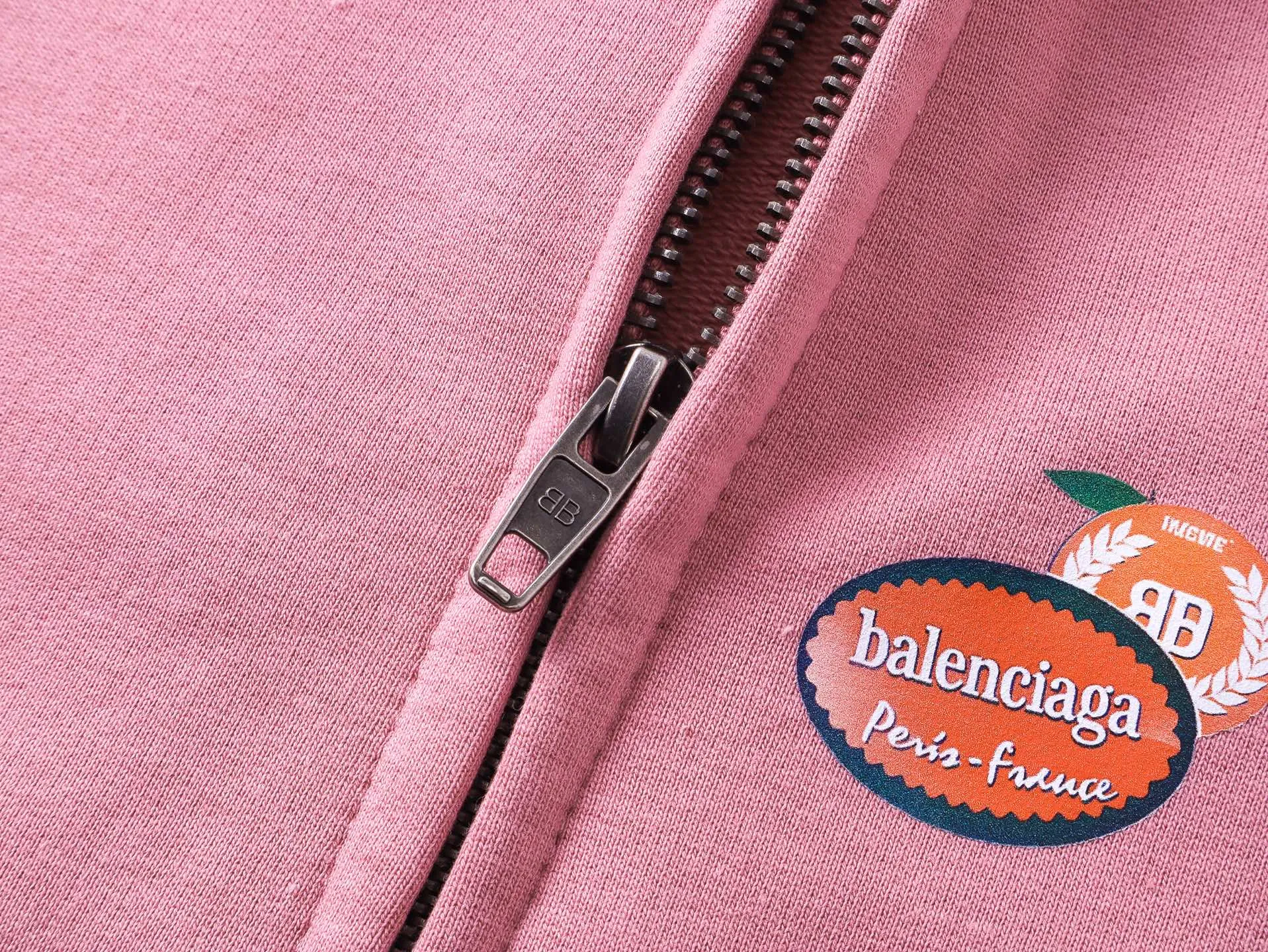 🅿️420 Real photos [Top version. Official website quality] BALENCI*GA/Paris #2025 autumn and winter new style. Fruit pattern Vintage all over embossed washed and distressed hooded sweatshirt. The fabric is made of Paris ZP custom-woven and dyed cotton sweatshirt. Weighing 460 grams, the cloth surface is clean. The cloth pattern is clear, soft and comfortable. The threads are dyed with no color difference. The pattern printing uses environmentally friendly imported glue and computer inkjet printing. The pattern is clear, no burrs, and has a strong three-dimensional effect. The garments are washed and worn. All colors are synchronized with the brick cabinets, custom woven and dyed, and will not fade. Different market currencies. The version adopts OS loose shoulder design. Same style for men and women. Code: BL259907 Color: floral gray, pink Size: XS S M L