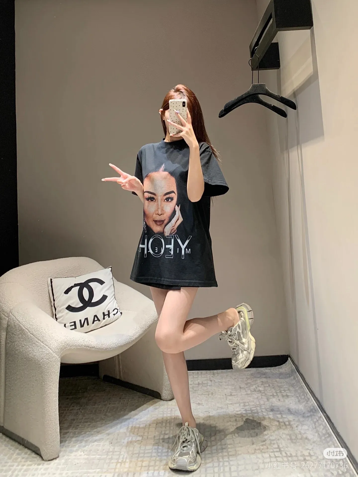 🎀Hot model pictures🎀[Top version. Official website quality] BALENCI*GA/25Autumn show spokesperson like direct-injection printed worn distressed short-sleeved T-shirt #SS25 latest style. Research and development at the first time, different market currencies. Comparisons welcome. The fabric is made of Paris ZP custom-woven and dyed cotton double yarn. Weighing 260 grams, the cloth surface is clean. The cloth pattern is clear, soft and comfortable. The threads are dyed with no color difference. Printing adopts computer direct printing. The garments are washed and worn to make them look old. Jubie market currency. Welcome to compare. The version adopts OS loose shoulder design. Same style for men and women. Color: Black Size: XS S M L P; 130