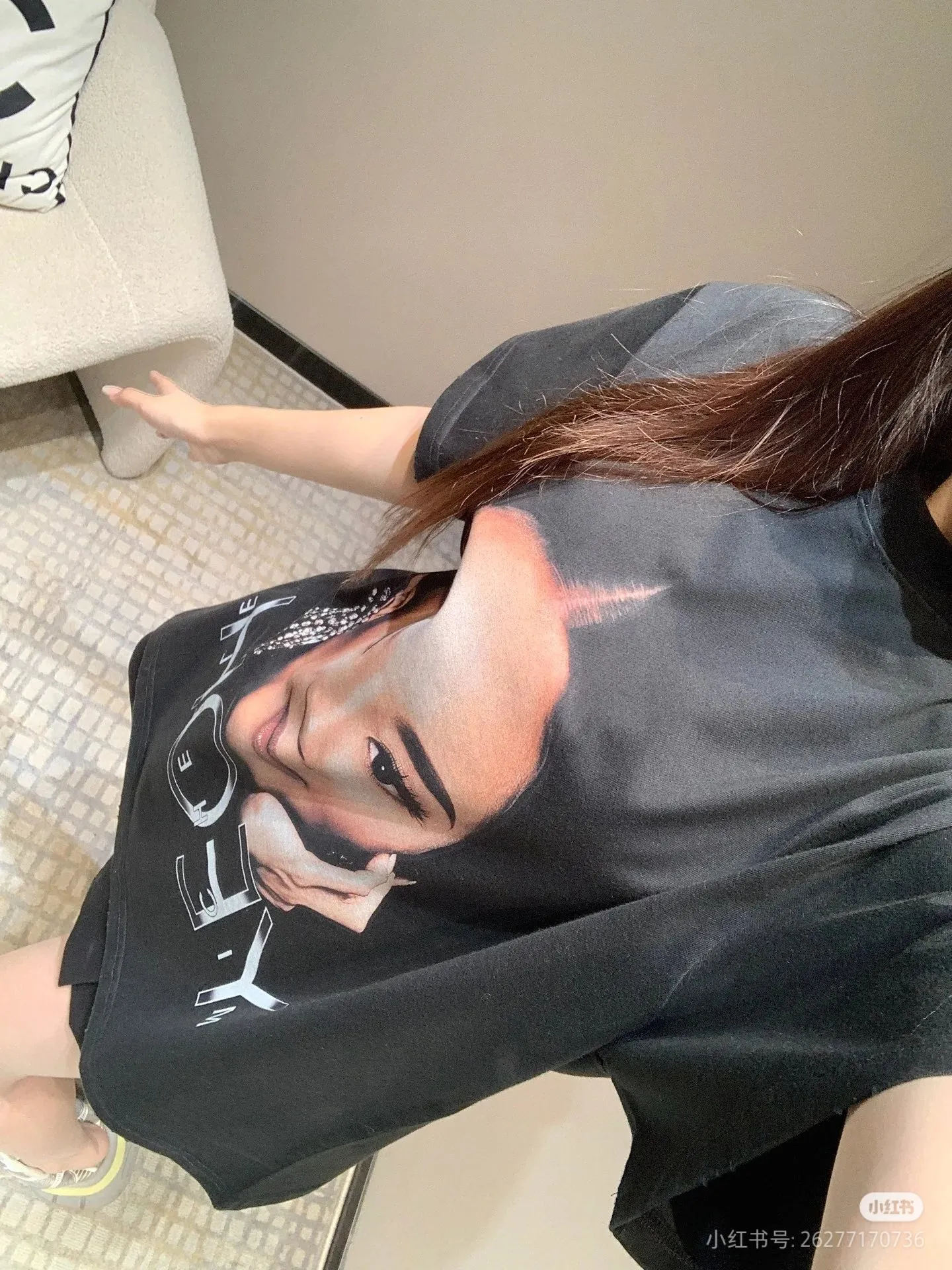 🎀Hot model pictures🎀[Top version. Official website quality] BALENCI*GA/25Autumn show spokesperson like direct-injection printed worn distressed short-sleeved T-shirt #SS25 latest style. Research and development at the first time, different market currencies. Comparisons welcome. The fabric is made of Paris ZP custom-woven and dyed cotton double yarn. Weighing 260 grams, the cloth surface is clean. The cloth pattern is clear, soft and comfortable. The threads are dyed with no color difference. Printing adopts computer direct printing. The garments are washed and worn to make them look old. Jubie market currency. Welcome to compare. The version adopts OS loose shoulder design. Same style for men and women. Color: Black Size: XS S M L P; 130