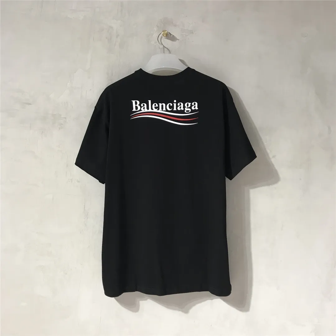 [Top tested version] Balenciaga Classic Loose Unisex Pure Cotton Short Sleeves by Balenciaga. Customized fabrics and printed accessories details are reproduced one to one. It is made of 280g cotton fabric with 32 count fine double cotton yarn plain weave, and the fabric surface is treated with dust-free woolen craftsmanship. The shoulder and chain seams are made of 0.8cm bundled strips inside, and the double chain stitching on the machine side is made of pure cotton. Here is an explanation of why I am dozens of yuan more expensive than others: 1. Each model is produced by the company. The detailed workmanship and fabrics are consistent with the genuine ones. There is no color difference between the ones at the counters. Guaranteed no color difference. Replicas are not scary. Whoever is fake is embarrassed. It’s not shameful to make a replica, it’s shameful if you can’t buy the correct version if you make a replica. All of my series can be found in all major places and will be absolutely stunning!  2. The fabric is made of 280g Paris-specific double yarn. No one can make better fabrics than mine. There is really no way to compare with the ordinary version on the market. Respect it. It is authentic and costs several thousand yuan. Don’t go for the quality of street stalls. 3. The workmanship has been restored in all aspects. The packaging has been restored in all aspects. 4. I guarantee here that this is the highest quality you can find. Size: XS-L Color: Black P:240