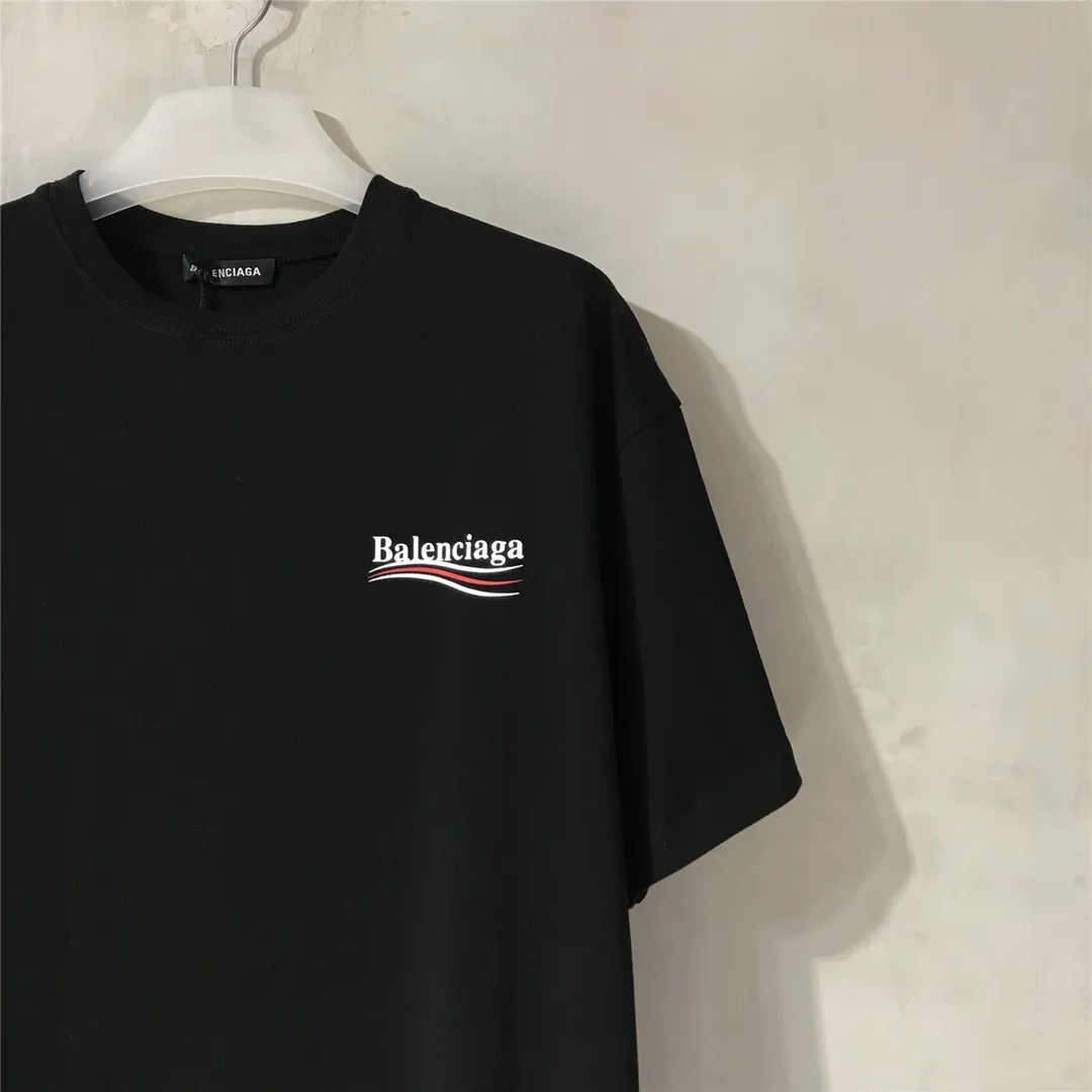 [Top tested version] Balenciaga Classic Loose Unisex Pure Cotton Short Sleeves by Balenciaga. Customized fabrics and printed accessories details are reproduced one to one. It is made of 280g cotton fabric with 32 count fine double cotton yarn plain weave, and the fabric surface is treated with dust-free woolen craftsmanship. The shoulder and chain seams are made of 0.8cm bundled strips inside, and the double chain stitching on the machine side is made of pure cotton. Here is an explanation of why I am dozens of yuan more expensive than others: 1. Each model is produced by the company. The detailed workmanship and fabrics are consistent with the genuine ones. There is no color difference between the ones at the counters. Guaranteed no color difference. Replicas are not scary. Whoever is fake is embarrassed. It’s not shameful to make a replica, it’s shameful if you can’t buy the correct version if you make a replica. All of my series can be found in all major places and will be absolutely stunning!  2. The fabric is made of 280g Paris-specific double yarn. No one can make better fabrics than mine. There is really no way to compare with the ordinary version on the market. Respect it. It is authentic and costs several thousand yuan. Don’t go for the quality of street stalls. 3. The workmanship has been restored in all aspects. The packaging has been restored in all aspects. 4. I guarantee here that this is the highest quality you can find. Size: XS-L Color: Black P:240