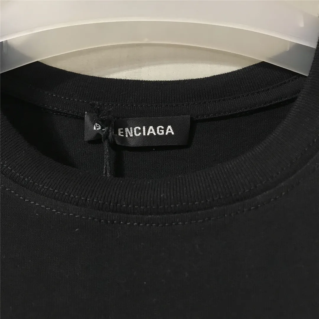 [Top tested version] Balenciaga Classic Loose Unisex Pure Cotton Short Sleeves by Balenciaga. Customized fabrics and printed accessories details are reproduced one to one. It is made of 280g cotton fabric with 32 count fine double cotton yarn plain weave, and the fabric surface is treated with dust-free woolen craftsmanship. The shoulder and chain seams are made of 0.8cm bundled strips inside, and the double chain stitching on the machine side is made of pure cotton. Here is an explanation of why I am dozens of yuan more expensive than others: 1. Each model is produced by the company. The detailed workmanship and fabrics are consistent with the genuine ones. There is no color difference between the ones at the counters. Guaranteed no color difference. Replicas are not scary. Whoever is fake is embarrassed. It’s not shameful to make a replica, it’s shameful if you can’t buy the correct version if you make a replica. All of my series can be found in all major places and will be absolutely stunning!  2. The fabric is made of 280g Paris-specific double yarn. No one can make better fabrics than mine. There is really no way to compare with the ordinary version on the market. Respect it. It is authentic and costs several thousand yuan. Don’t go for the quality of street stalls. 3. The workmanship has been restored in all aspects. The packaging has been restored in all aspects. 4. I guarantee here that this is the highest quality you can find. Size: XS-L Color: Black P:240