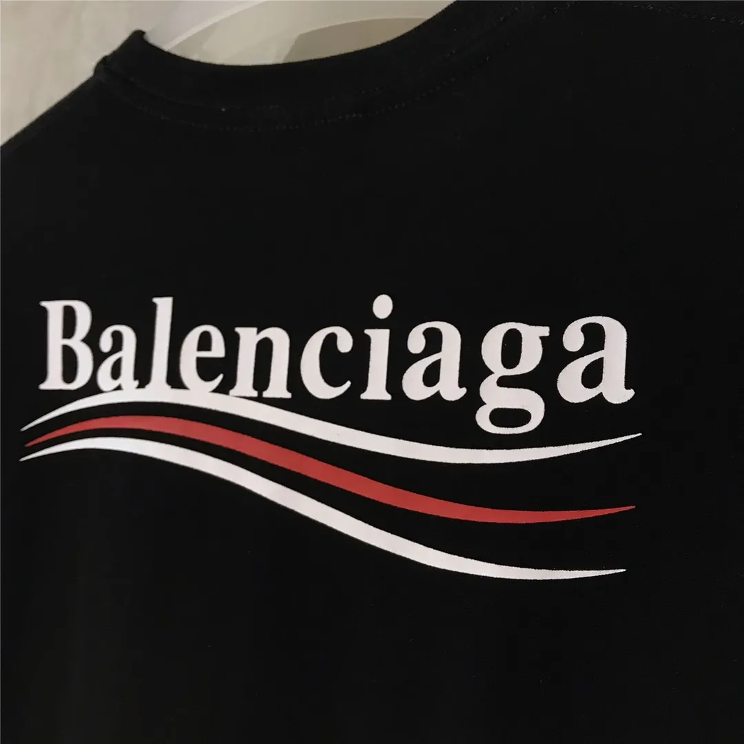 [Top tested version] Balenciaga Classic Loose Unisex Pure Cotton Short Sleeves by Balenciaga. Customized fabrics and printed accessories details are reproduced one to one. It is made of 280g cotton fabric with 32 count fine double cotton yarn plain weave, and the fabric surface is treated with dust-free woolen craftsmanship. The shoulder and chain seams are made of 0.8cm bundled strips inside, and the double chain stitching on the machine side is made of pure cotton. Here is an explanation of why I am dozens of yuan more expensive than others: 1. Each model is produced by the company. The detailed workmanship and fabrics are consistent with the genuine ones. There is no color difference between the ones at the counters. Guaranteed no color difference. Replicas are not scary. Whoever is fake is embarrassed. It’s not shameful to make a replica, it’s shameful if you can’t buy the correct version if you make a replica. All of my series can be found in all major places and will be absolutely stunning!  2. The fabric is made of 280g Paris-specific double yarn. No one can make better fabrics than mine. There is really no way to compare with the ordinary version on the market. Respect it. It is authentic and costs several thousand yuan. Don’t go for the quality of street stalls. 3. The workmanship has been restored in all aspects. The packaging has been restored in all aspects. 4. I guarantee here that this is the highest quality you can find. Size: XS-L Color: Black P:240