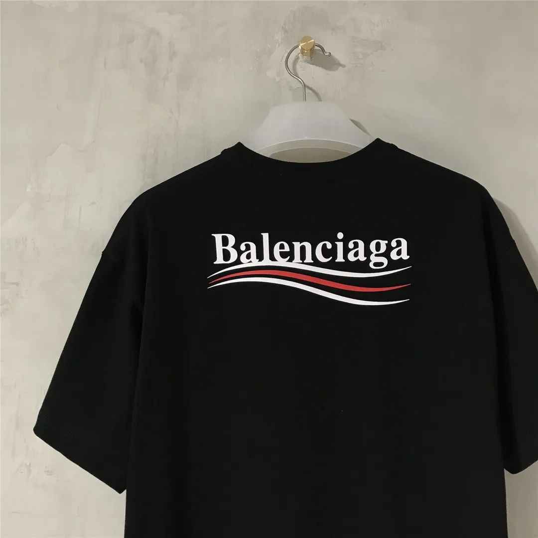 [Top tested version] Balenciaga Classic Loose Unisex Pure Cotton Short Sleeves by Balenciaga. Customized fabrics and printed accessories details are reproduced one to one. It is made of 280g cotton fabric with 32 count fine double cotton yarn plain weave, and the fabric surface is treated with dust-free woolen craftsmanship. The shoulder and chain seams are made of 0.8cm bundled strips inside, and the double chain stitching on the machine side is made of pure cotton. Here is an explanation of why I am dozens of yuan more expensive than others: 1. Each model is produced by the company. The detailed workmanship and fabrics are consistent with the genuine ones. There is no color difference between the ones at the counters. Guaranteed no color difference. Replicas are not scary. Whoever is fake is embarrassed. It’s not shameful to make a replica, it’s shameful if you can’t buy the correct version if you make a replica. All of my series can be found in all major places and will be absolutely stunning!  2. The fabric is made of 280g Paris-specific double yarn. No one can make better fabrics than mine. There is really no way to compare with the ordinary version on the market. Respect it. It is authentic and costs several thousand yuan. Don’t go for the quality of street stalls. 3. The workmanship has been restored in all aspects. The packaging has been restored in all aspects. 4. I guarantee here that this is the highest quality you can find. Size: XS-L Color: Black P:240