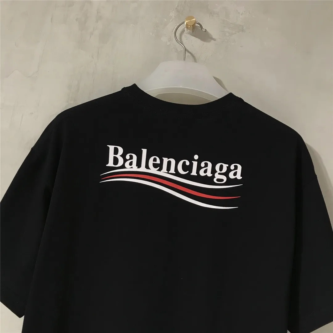 [Top tested version] Balenciaga Classic Loose Unisex Pure Cotton Short Sleeves by Balenciaga. Customized fabrics and printed accessories details are reproduced one to one. It is made of 280g cotton fabric with 32 count fine double cotton yarn plain weave, and the fabric surface is treated with dust-free woolen craftsmanship. The shoulder and chain seams are made of 0.8cm bundled strips inside, and the double chain stitching on the machine side is made of pure cotton. Here is an explanation of why I am dozens of yuan more expensive than others: 1. Each model is produced by the company. The detailed workmanship and fabrics are consistent with the genuine ones. There is no color difference between the ones at the counters. Guaranteed no color difference. Replicas are not scary. Whoever is fake is embarrassed. It’s not shameful to make a replica, it’s shameful if you can’t buy the correct version if you make a replica. All of my series can be found in all major places and will be absolutely stunning!  2. The fabric is made of 280g Paris-specific double yarn. No one can make better fabrics than mine. There is really no way to compare with the ordinary version on the market. Respect it. It is authentic and costs several thousand yuan. Don’t go for the quality of street stalls. 3. The workmanship has been restored in all aspects. The packaging has been restored in all aspects. 4. I guarantee here that this is the highest quality you can find. Size: XS-L Color: Black P:240