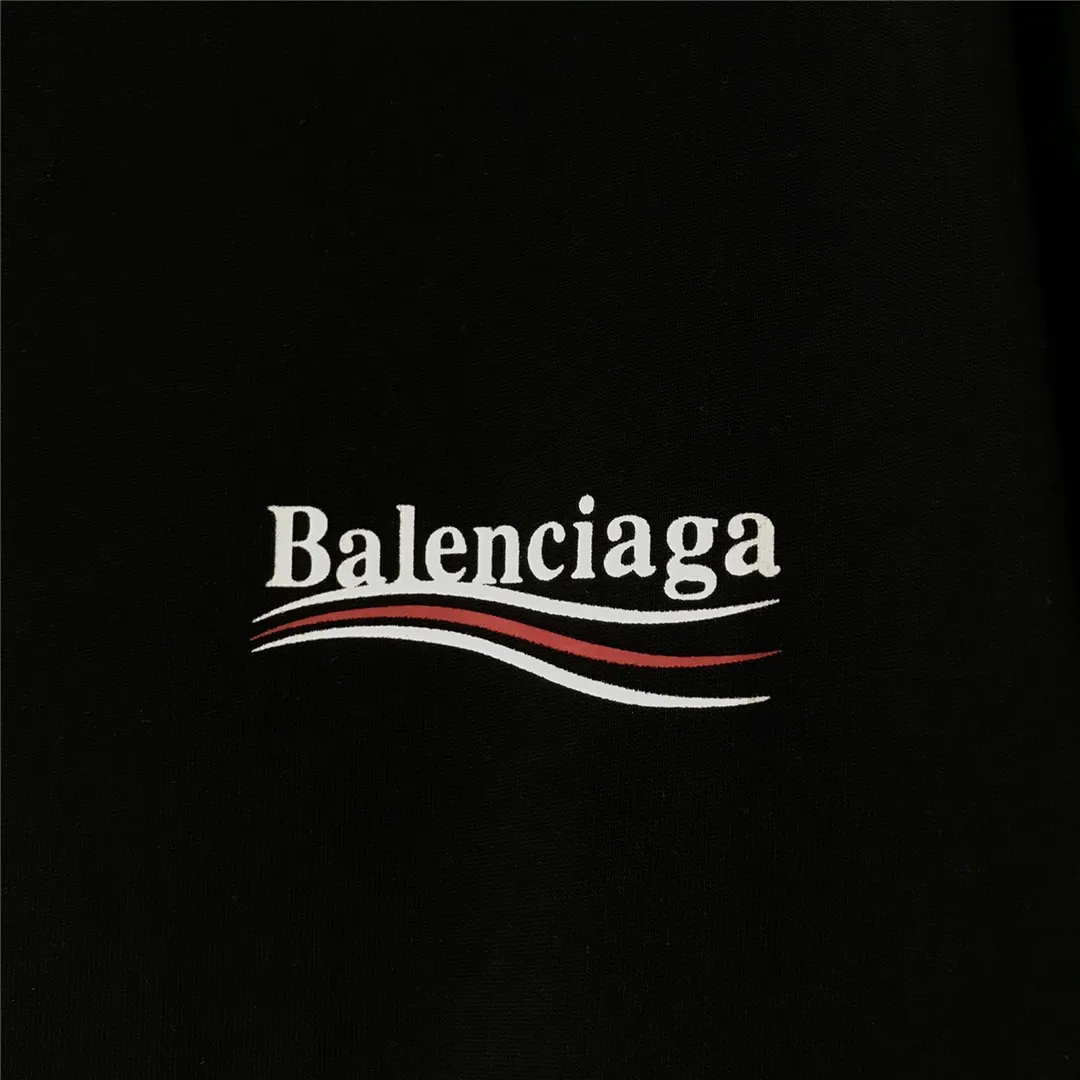 [Top tested version] Balenciaga Classic Loose Unisex Pure Cotton Short Sleeves by Balenciaga. Customized fabrics and printed accessories details are reproduced one to one. It is made of 280g cotton fabric with 32 count fine double cotton yarn plain weave, and the fabric surface is treated with dust-free woolen craftsmanship. The shoulder and chain seams are made of 0.8cm bundled strips inside, and the double chain stitching on the machine side is made of pure cotton. Here is an explanation of why I am dozens of yuan more expensive than others: 1. Each model is produced by the company. The detailed workmanship and fabrics are consistent with the genuine ones. There is no color difference between the ones at the counters. Guaranteed no color difference. Replicas are not scary. Whoever is fake is embarrassed. It’s not shameful to make a replica, it’s shameful if you can’t buy the correct version if you make a replica. All of my series can be found in all major places and will be absolutely stunning!  2. The fabric is made of 280g Paris-specific double yarn. No one can make better fabrics than mine. There is really no way to compare with the ordinary version on the market. Respect it. It is authentic and costs several thousand yuan. Don’t go for the quality of street stalls. 3. The workmanship has been restored in all aspects. The packaging has been restored in all aspects. 4. I guarantee here that this is the highest quality you can find. Size: XS-L Color: Black P:240