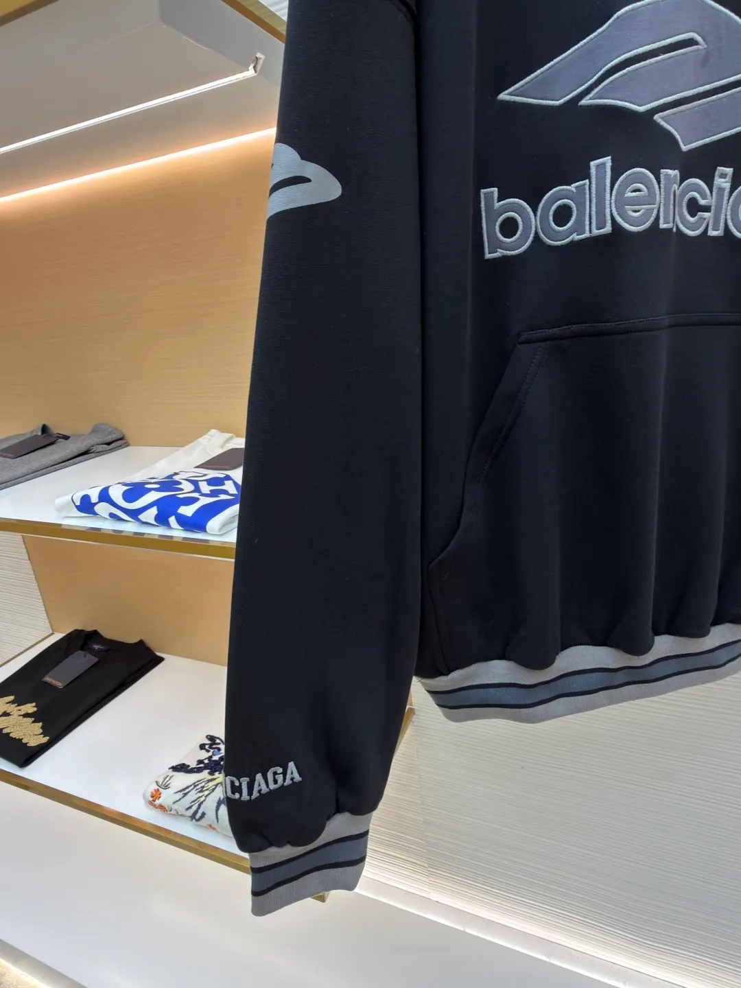 Balenciaga 3B football Polo hoodie ●Original version: Purchased and developed for 9999 ●Item number: 1681997-B40 ●Fabric: cotton fabric ●Technology: embroidery applique production ●Color: black ●Version: loose fit ●Weight: about 860 grams ●Size: XS-S-M-L ●Description: The neckline adopts a half-open button design and is decorated with metal badges to enhance the layered look; the main body of the garment presents the brand logo through three-dimensional foam printing technology, and the grayscale gradient effect enhances the visual texture. The cuffs and hem are edged with contrasting ribbing, which has moderate elasticity and is not easily deformed; a collage label is embedded in the left hem, and the details echo the brand's street style. The partial logo embroidery on the shoulders and cuffs echoes the main pattern. The overall craftsmanship takes into account practical wearability and brand recognition, making it suitable for daily casual or trendy looks. The overall wiring is straight and delicate, the fabric is comfortable and soft, and the color is consistent without color difference. It can be matched with the same style to create a fashionable look and control various occasions. Customized accessories, complete with three standards, same style for men and women!