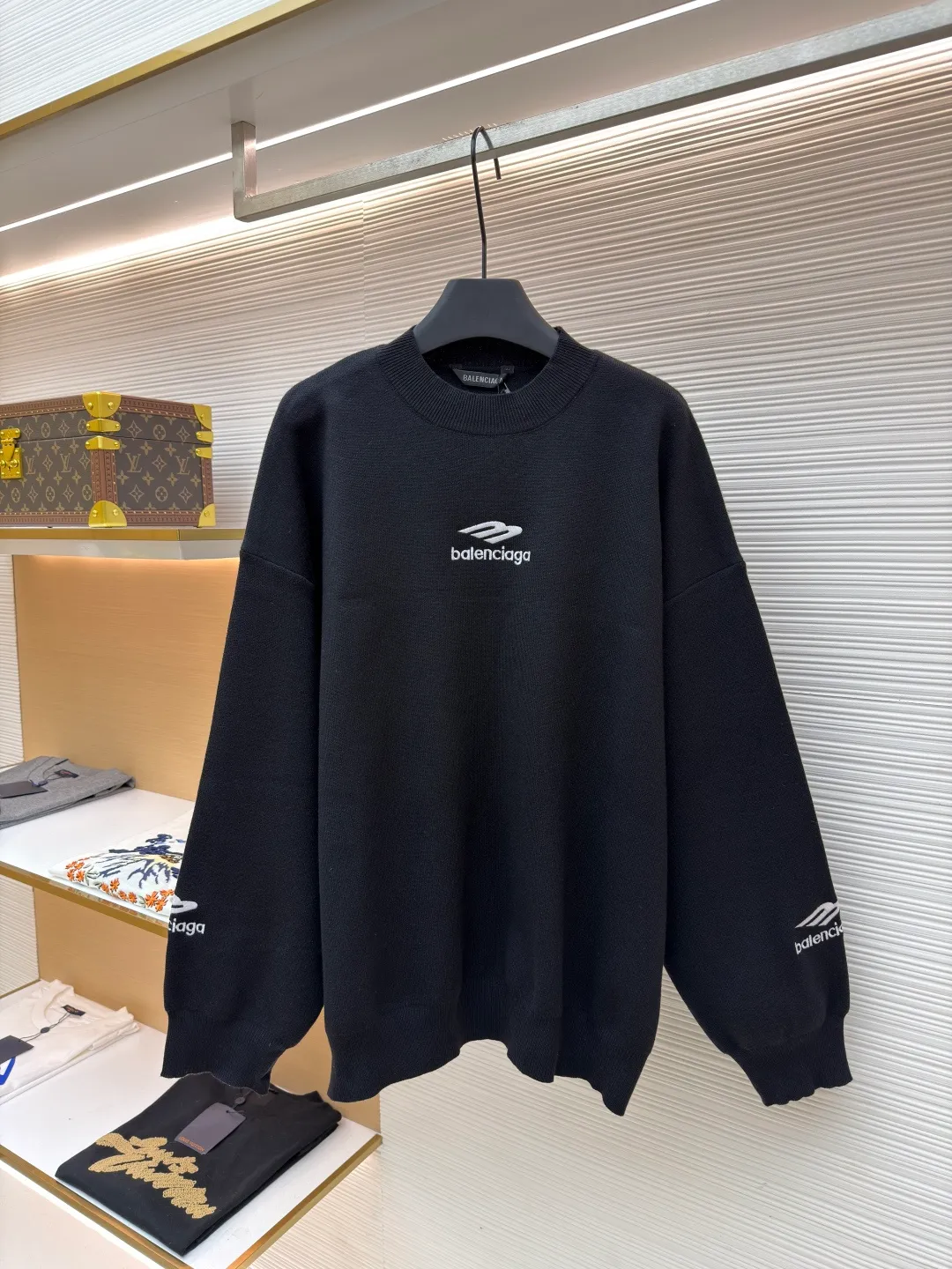 Balenciaga 3B embroidered wool sweater ●Original version: Purchased and developed for 14800 ●Item number: 1681358-B10 ●Fabric: wool blended fabric ●Technology: embroidery production ●Color: black ●Version: Loose version ●Weight: about 930 grams ●Size: Wool fabric has a strong thermal insulation effect, and each yarn has its own heating effect. The embroidery uses 3D three-dimensional embroidery. The spacing between each letter is the same as the original version, and the number of stitches is close to 20,000. The overall wiring is straight and delicate, the fabric is comfortable and soft, and the color is consistent without color difference. It can be matched with the same style to create a fashionable look and control various occasions. Customized accessories, complete with three standards, same style for men and women!