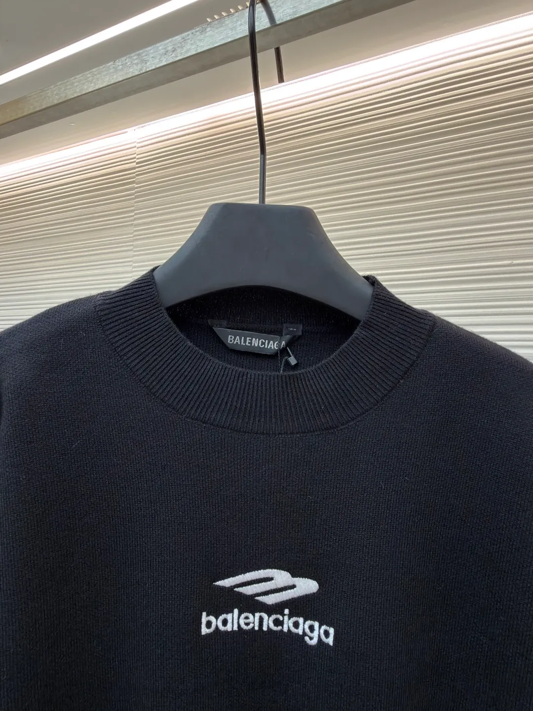 Balenciaga 3B embroidered wool sweater ●Original version: Purchased and developed for 14800 ●Item number: 1681358-B10 ●Fabric: wool blended fabric ●Technology: embroidery production ●Color: black ●Version: Loose version ●Weight: about 930 grams ●Size: Wool fabric has a strong thermal insulation effect, and each yarn has its own heating effect. The embroidery uses 3D three-dimensional embroidery. The spacing between each letter is the same as the original version, and the number of stitches is close to 20,000. The overall wiring is straight and delicate, the fabric is comfortable and soft, and the color is consistent without color difference. It can be matched with the same style to create a fashionable look and control various occasions. Customized accessories, complete with three standards, same style for men and women!