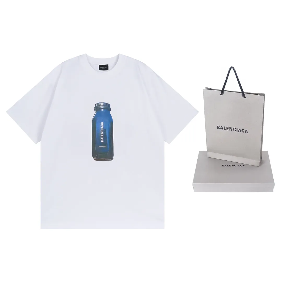 🅿️174 Detailed picture [Top version. Official website quality] BALENCI*GA/Paris. Water bottle letter LOGO short-sleeved T-shirt. The fabric is made of Paris ZP custom-woven and dyed cotton sweatshirt. The weight is 260 grams. The cloth surface is clean. The cloth pattern is clear, soft and comfortable. The threads are dyed with no color difference. The classic pattern printing uses imported machine direct printing. The effect is three-dimensional and restores the brick cabinet. Different market currencies, welcome to compare. The version adopts OS loose shoulder design. Same style for men and women. Code: BL223365 Color: black. White. Size: XS to L