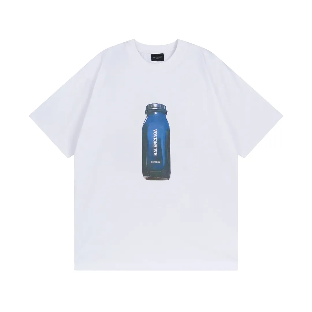🅿️174 Detailed picture [Top version. Official website quality] BALENCI*GA/Paris. Water bottle letter LOGO short-sleeved T-shirt. The fabric is made of Paris ZP custom-woven and dyed cotton sweatshirt. The weight is 260 grams. The cloth surface is clean. The cloth pattern is clear, soft and comfortable. The threads are dyed with no color difference. The classic pattern printing uses imported machine direct printing. The effect is three-dimensional and restores the brick cabinet. Different market currencies, welcome to compare. The version adopts OS loose shoulder design. Same style for men and women. Code: BL223365 Color: black. White. Size: XS to L