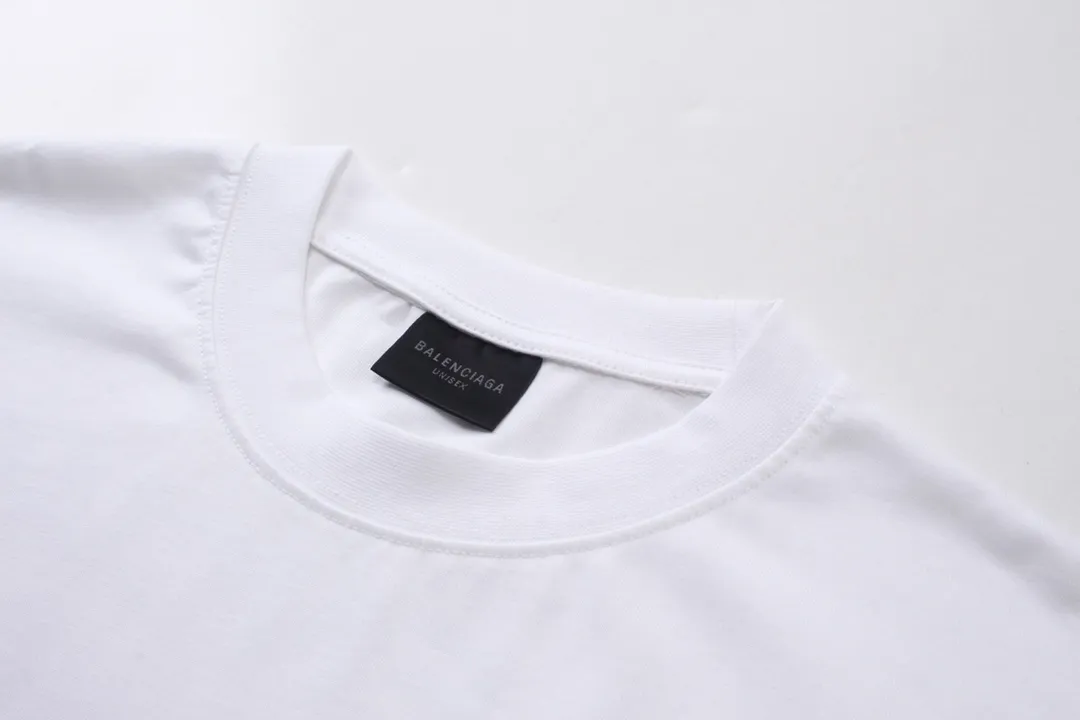 🅿️174 Detailed picture [Top version. Official website quality] BALENCI*GA/Paris. Water bottle letter LOGO short-sleeved T-shirt. The fabric is made of Paris ZP custom-woven and dyed cotton sweatshirt. The weight is 260 grams. The cloth surface is clean. The cloth pattern is clear, soft and comfortable. The threads are dyed with no color difference. The classic pattern printing uses imported machine direct printing. The effect is three-dimensional and restores the brick cabinet. Different market currencies, welcome to compare. The version adopts OS loose shoulder design. Same style for men and women. Code: BL223365 Color: black. White. Size: XS to L