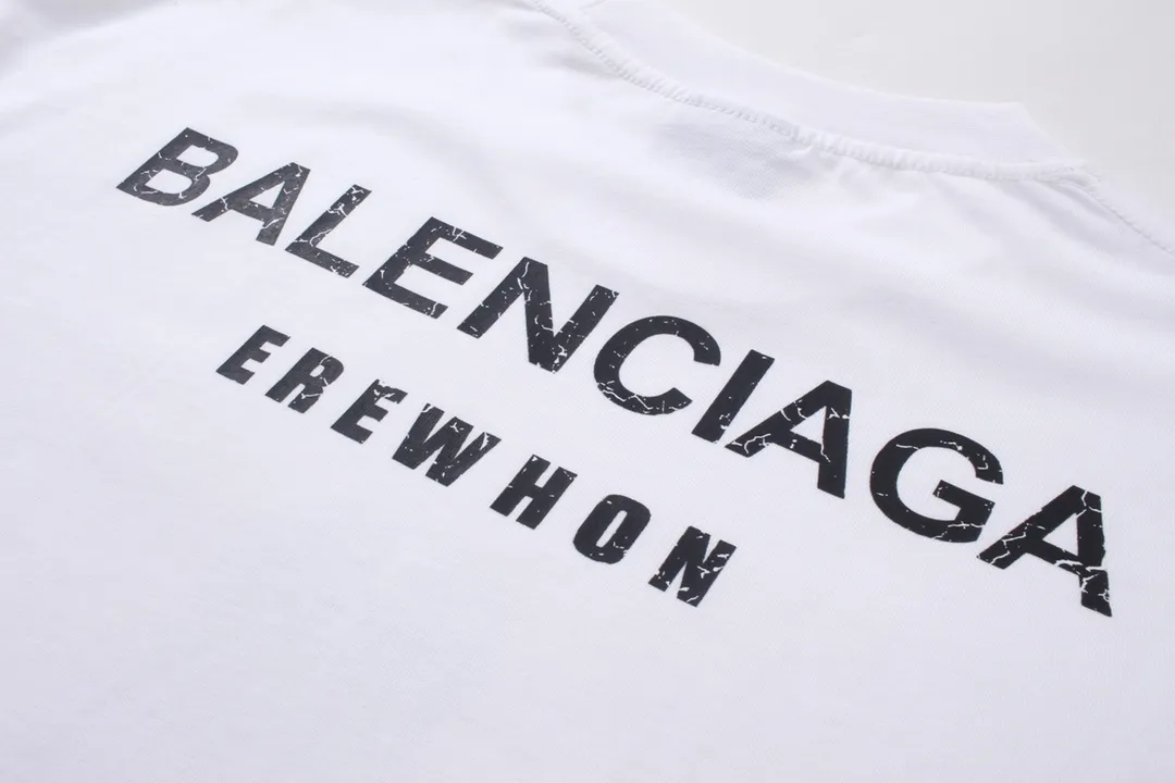 🅿️174 Detailed picture [Top version. Official website quality] BALENCI*GA/Paris. Water bottle letter LOGO short-sleeved T-shirt. The fabric is made of Paris ZP custom-woven and dyed cotton sweatshirt. The weight is 260 grams. The cloth surface is clean. The cloth pattern is clear, soft and comfortable. The threads are dyed with no color difference. The classic pattern printing uses imported machine direct printing. The effect is three-dimensional and restores the brick cabinet. Different market currencies, welcome to compare. The version adopts OS loose shoulder design. Same style for men and women. Code: BL223365 Color: black. White. Size: XS to L