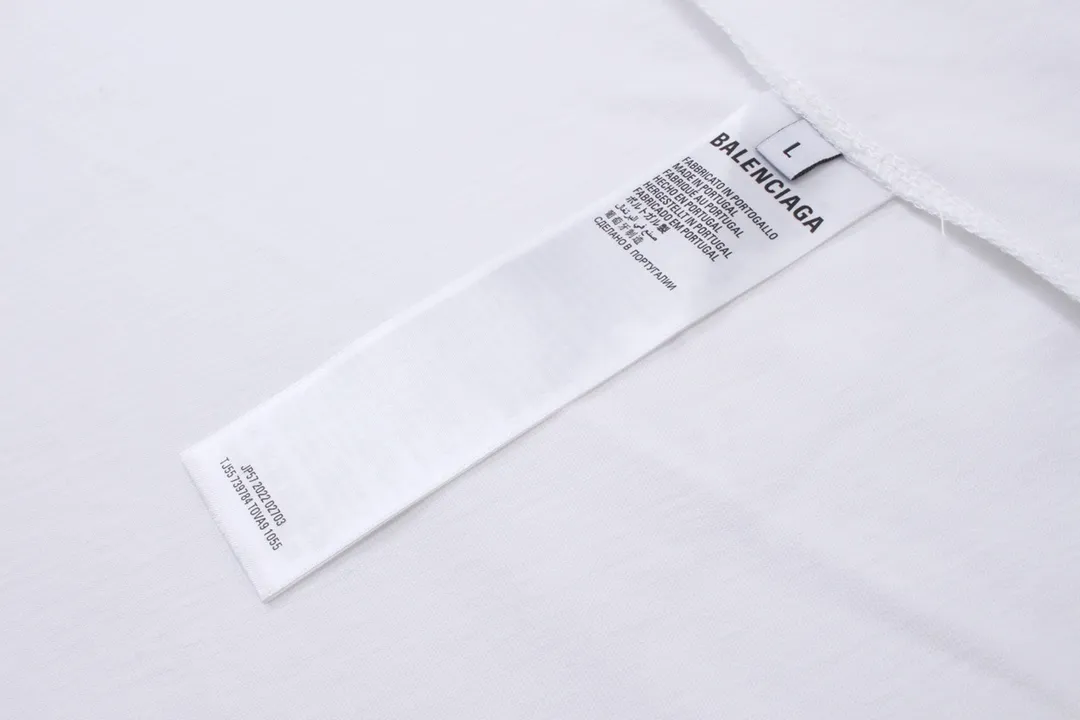 🅿️174 Detailed picture [Top version. Official website quality] BALENCI*GA/Paris. Water bottle letter LOGO short-sleeved T-shirt. The fabric is made of Paris ZP custom-woven and dyed cotton sweatshirt. The weight is 260 grams. The cloth surface is clean. The cloth pattern is clear, soft and comfortable. The threads are dyed with no color difference. The classic pattern printing uses imported machine direct printing. The effect is three-dimensional and restores the brick cabinet. Different market currencies, welcome to compare. The version adopts OS loose shoulder design. Same style for men and women. Code: BL223365 Color: black. White. Size: XS to L