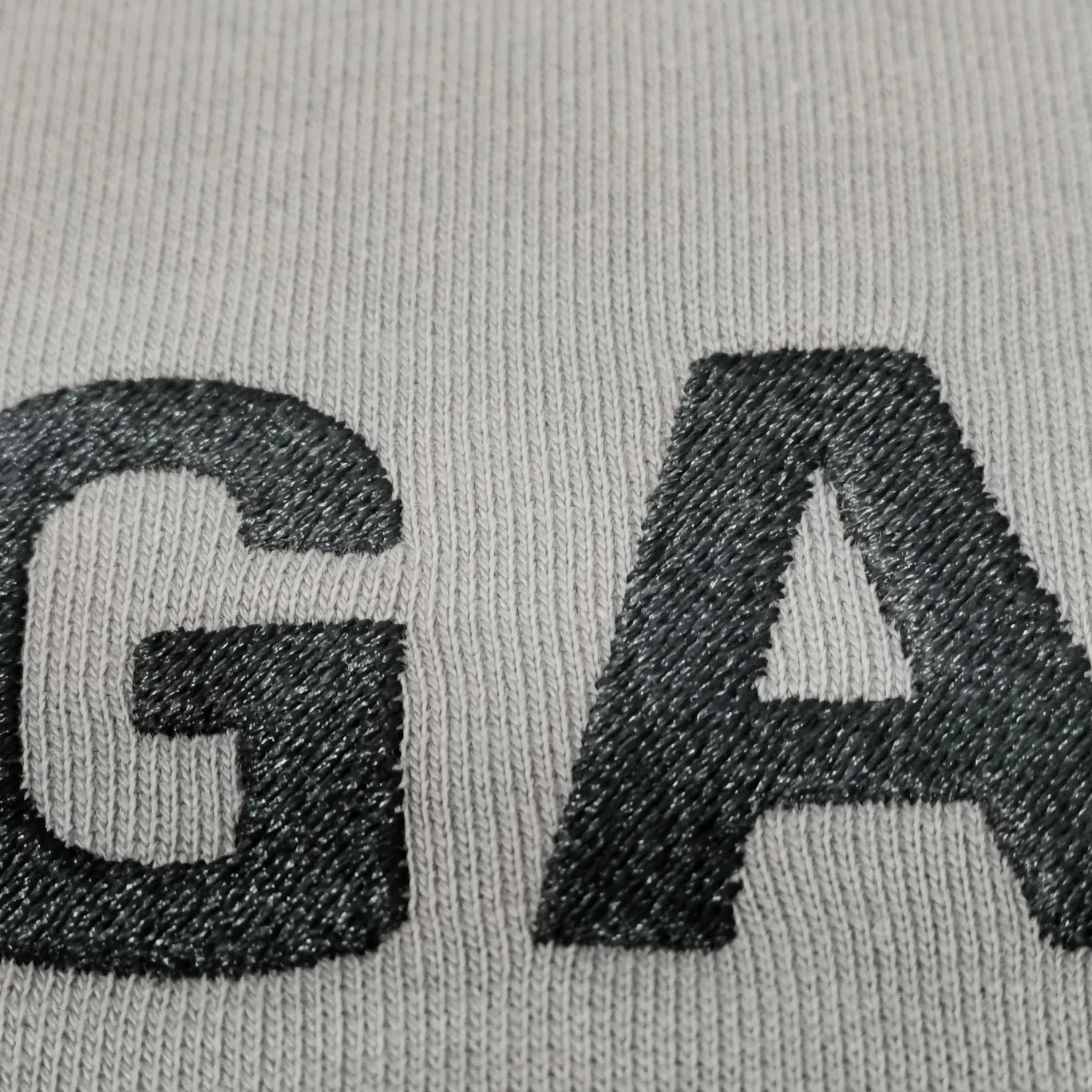 Additional details - the top version of BALENCIAGA with large LOGO basic letters on the back, pure cotton loose, same style for male and female couples, high-end embroidered cotton hoodie, hooded sweatshirt, the god of simplicity in Paris, a volume sought after by many stars. Lisa’s favorite basic short-sleeved Paris style, which has a very high appearance rate. Wear alone, paired with jeans, shorts, and sweatpants, it's a versatile style. Xiaohongshu, a hot item on INS, a must-have for Paris fans.  Using Tajima embroidery technology imported from Japan, the printing looks very three-dimensional and full, with no threads. Regardless of the size, the front and back letters can be expressed perfectly! The fabric is made of 460g pure cotton combed terry fabric!  A complete set of customized tags, collar tags, washed, plastic bags, and most importantly, a complete set of bags, tag codes, and codes are all authentic.  Color: mint green dark brown Size: XS-L P:450