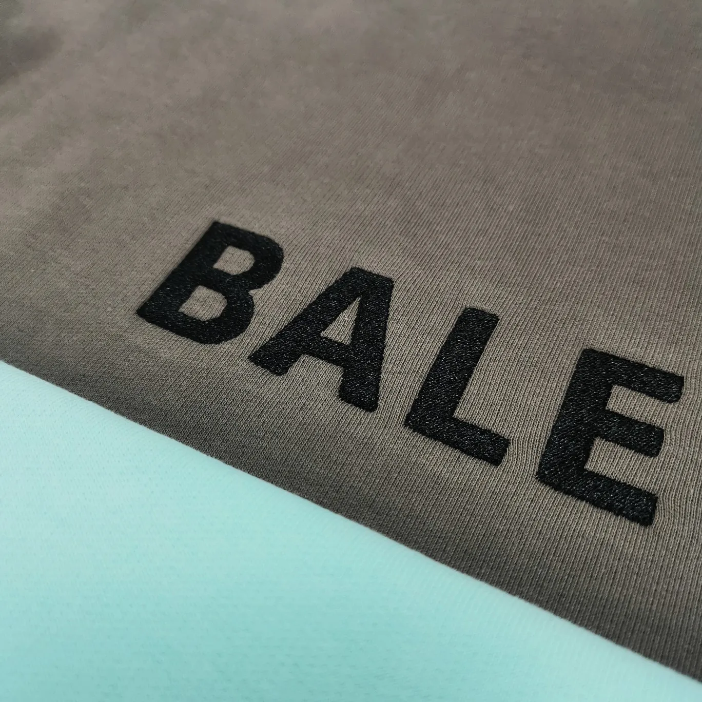 Additional details - the top version of BALENCIAGA with large LOGO basic letters on the back, pure cotton loose, same style for male and female couples, high-end embroidered cotton hoodie, hooded sweatshirt, the god of simplicity in Paris, a volume sought after by many stars. Lisa’s favorite basic short-sleeved Paris style, which has a very high appearance rate. Wear alone, paired with jeans, shorts, and sweatpants, it's a versatile style. Xiaohongshu, a hot item on INS, a must-have for Paris fans.  Using Tajima embroidery technology imported from Japan, the printing looks very three-dimensional and full, with no threads. Regardless of the size, the front and back letters can be expressed perfectly! The fabric is made of 460g pure cotton combed terry fabric!  A complete set of customized tags, collar tags, washed, plastic bags, and most importantly, a complete set of bags, tag codes, and codes are all authentic.  Color: mint green dark brown Size: XS-L P:450