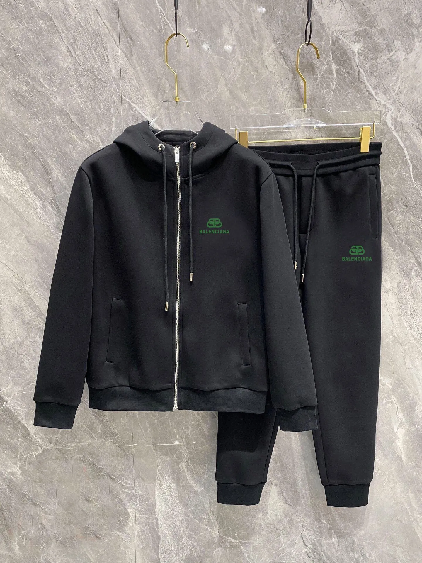 🅿️420 [BALENCIAGA] (Gospel for Fatty) hot-selling suit is coming. Focus on the original version of the official website. 2025 new hot-selling cardigan and sweatshirt suit. The original order is hard to buy🇭🇰. It is the meticulous work of top designers. It has a fitting and perfect upper body effect. All-natural high-quality Roman cotton 100%, close-fitting comfort, noble and elegant! Original hardware embodies elegance and nobility! Counter size: M-5XL (maximum wear up to 220 pounds)